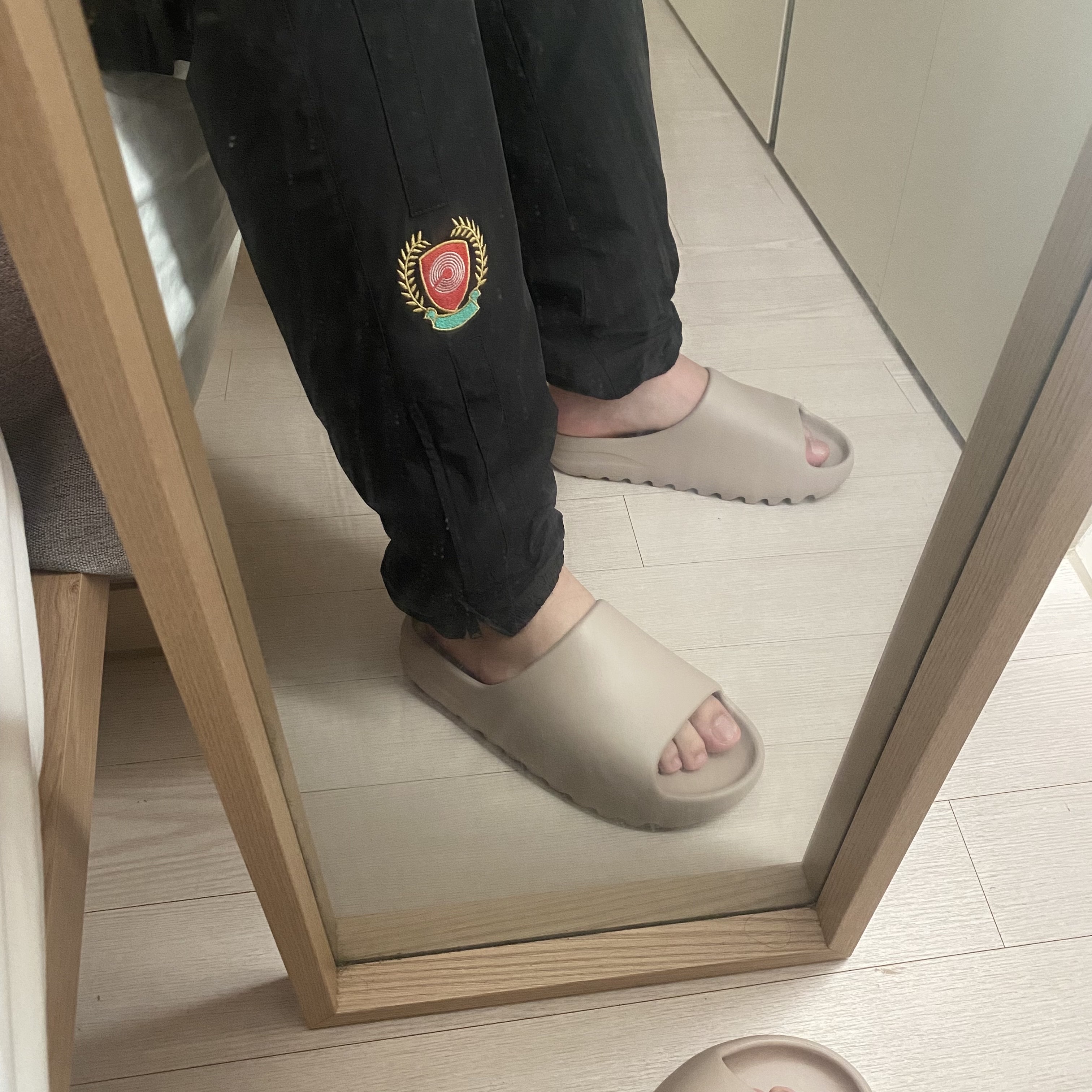 Adidas Yeezy Slide Pure 착용 스타일