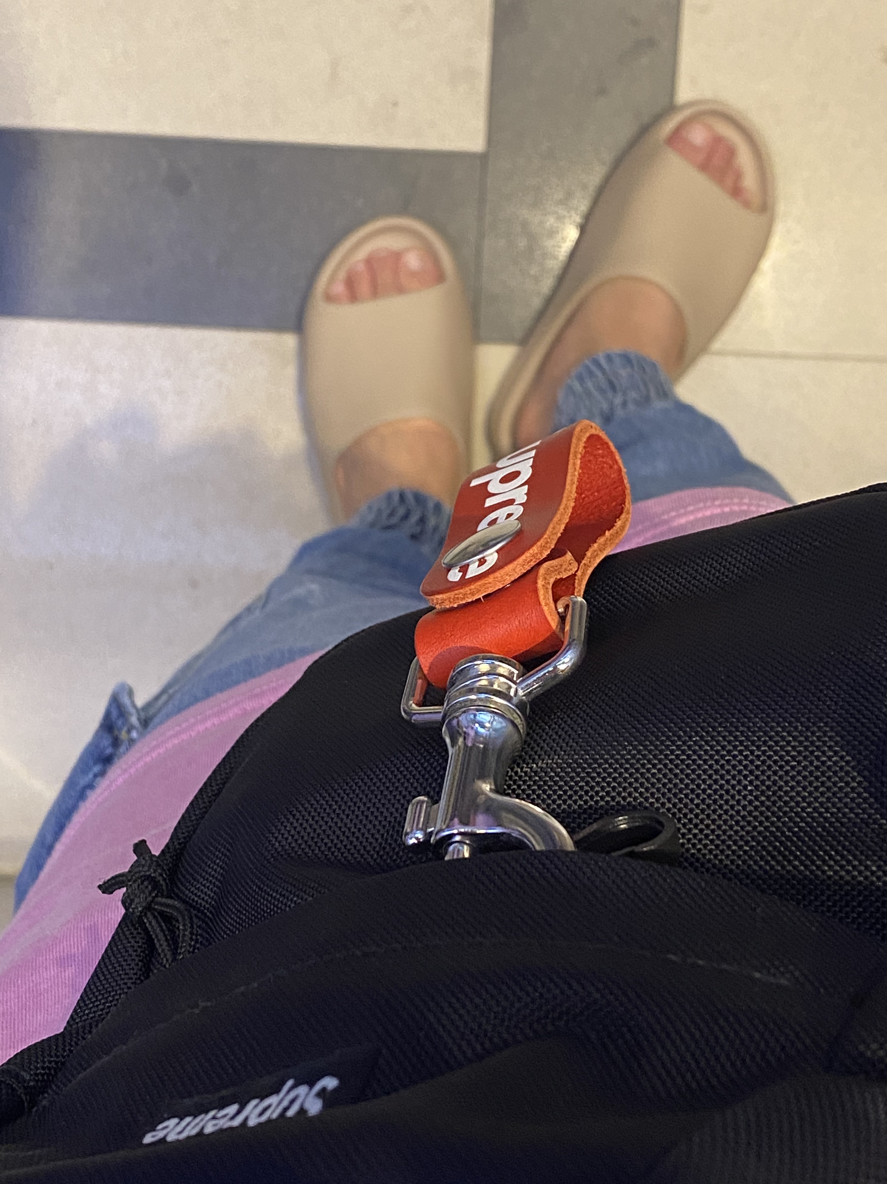Supreme Leather Key Loop Red - 21SS, Supreme Shoulder Bag Black - 18SS 착용 스타일