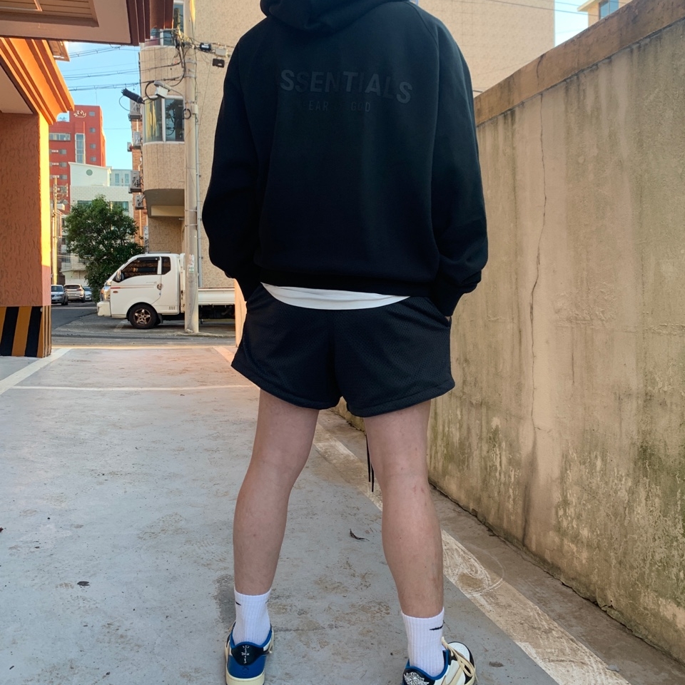 Jordan 1 x Travis Scott x Fragment Retro Low OG SP Military Blue, Essentials Pull-Over Hoodie Black - 21SS 착용 스타일 - 2