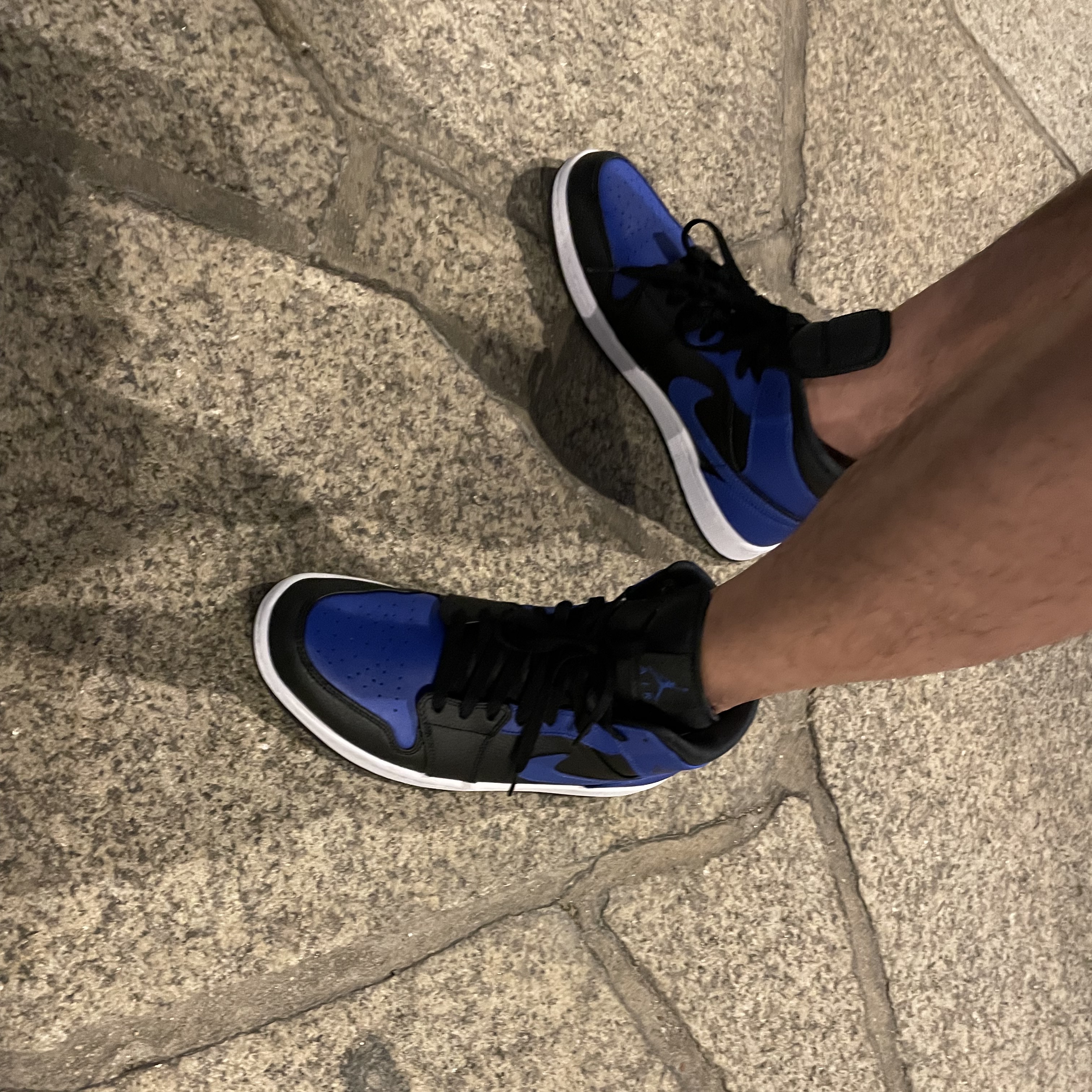 Jordan 1 Mid Black Hyper Royal 착용 스타일 - 2