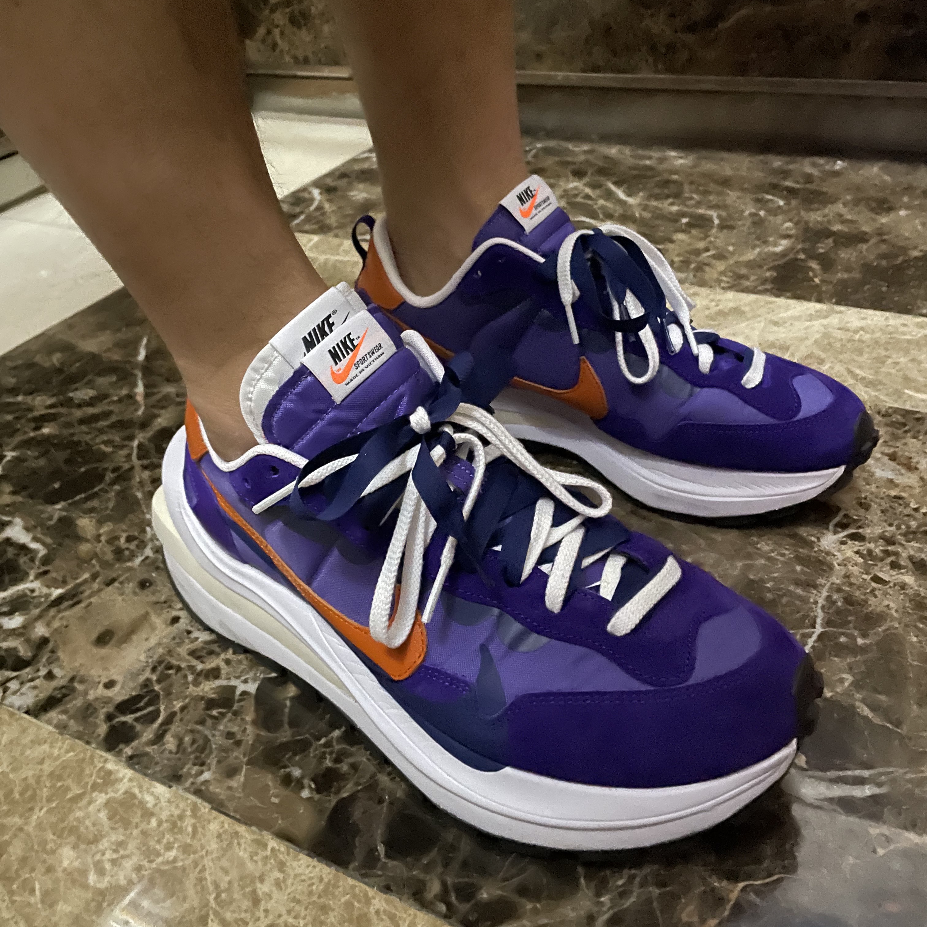Nike x Sacai VaporWaffle Dark Iris 착용 스타일 - 3