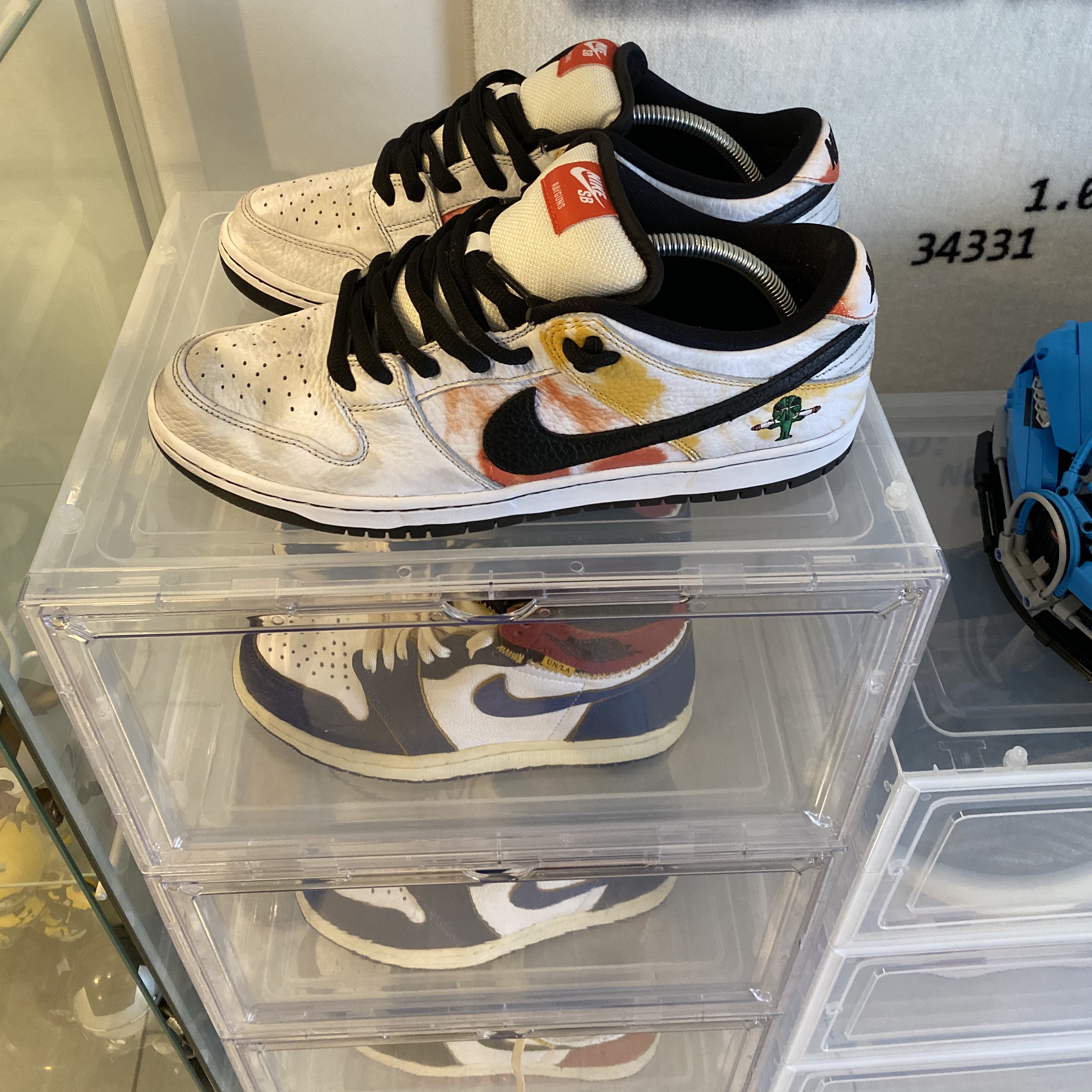 Nike SB Dunk Low Raygun Tie-Dye White, Jordan 1 x Union Retro High Blue Toe 착용 스타일