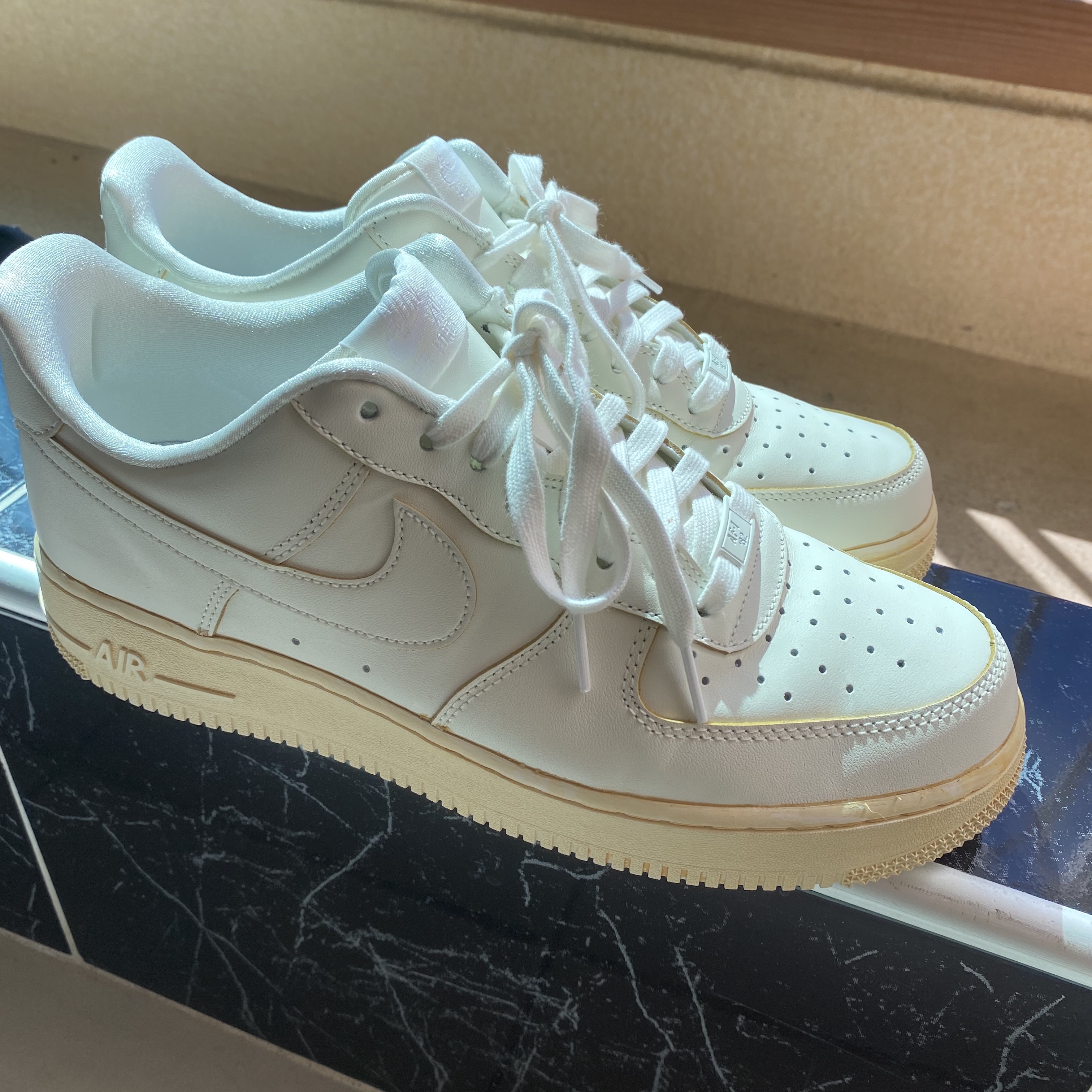 Nike Air Force 1 '07 LV8 Timeless Classic 착용 스타일 - 2