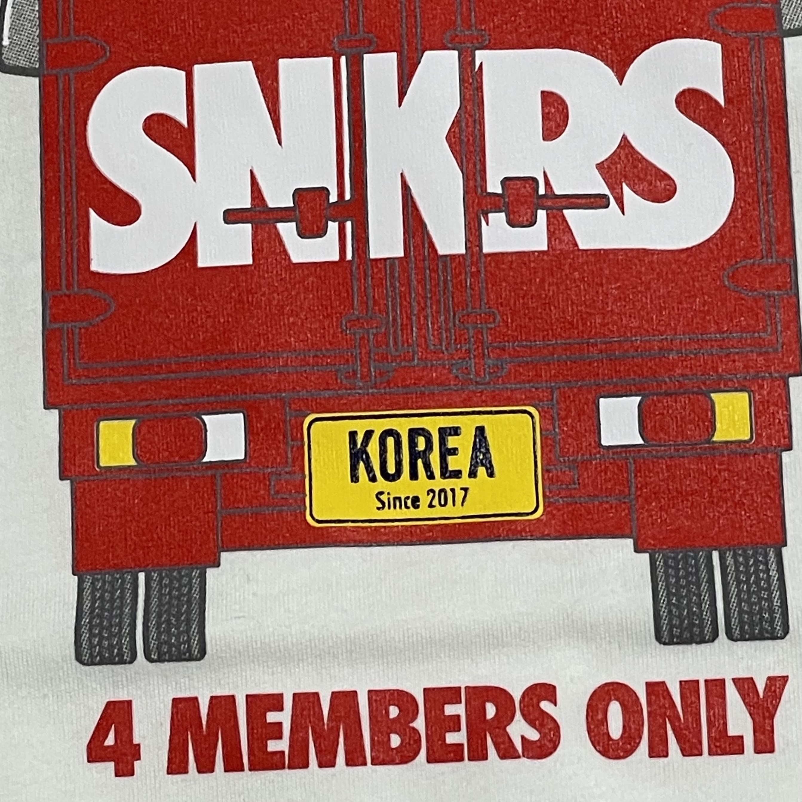 Nike SNKRS 4th Anniversary Members Only T-Shirt White (CZ6366-100), Nike x Peaceminusone Air Force 1 Low Para-Noise 2.0 착용 스타일 - 3