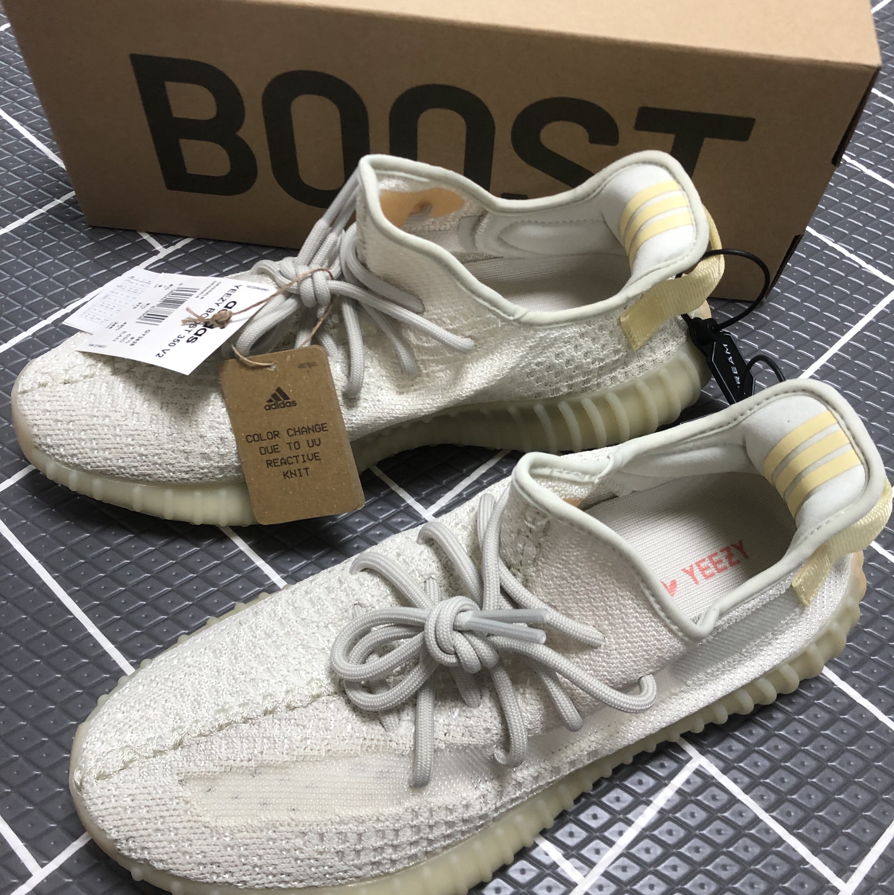Adidas Yeezy Boost 350 V2 Light 착용 스타일