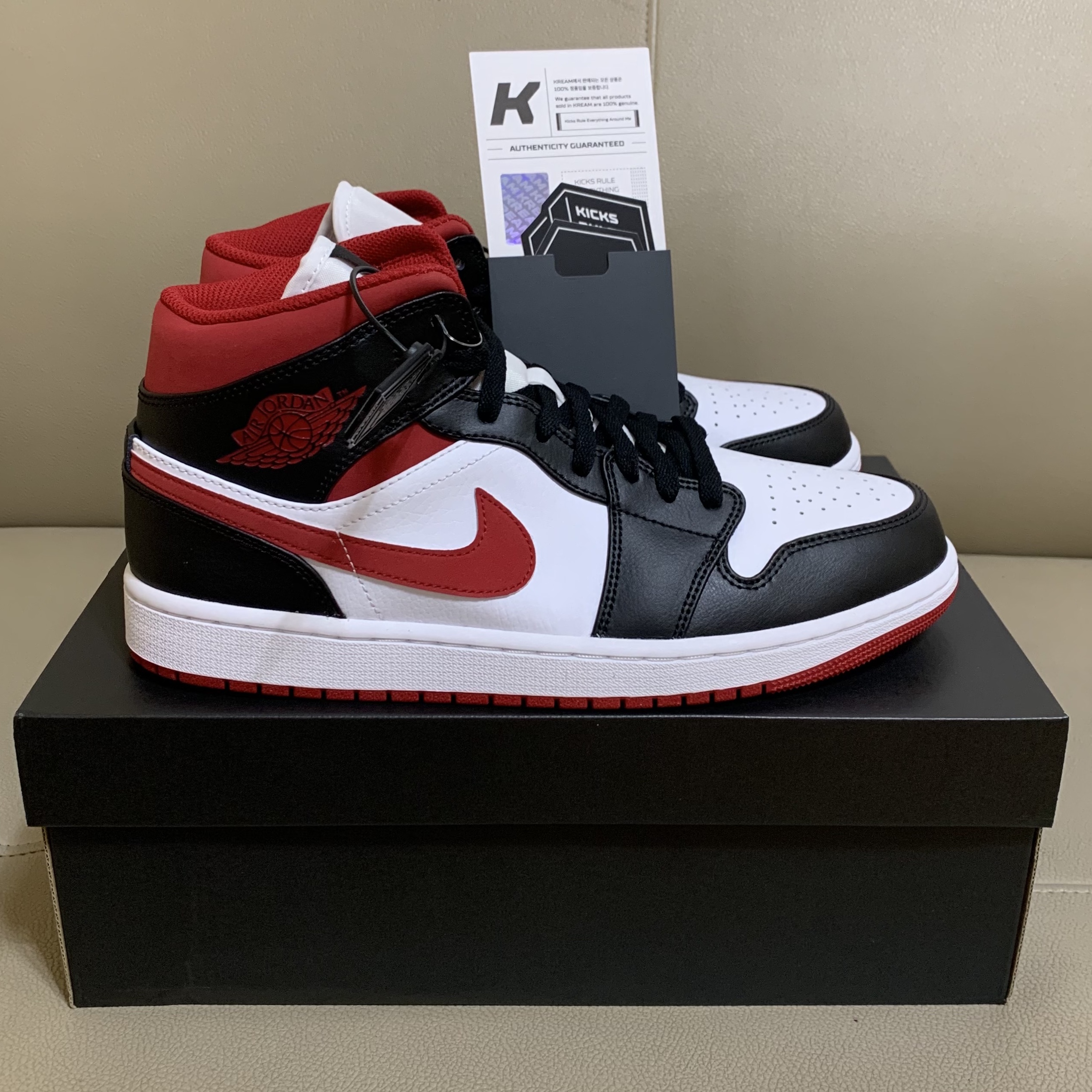 Jordan 1 Mid Gym Red Black White 착용 스타일 - 2