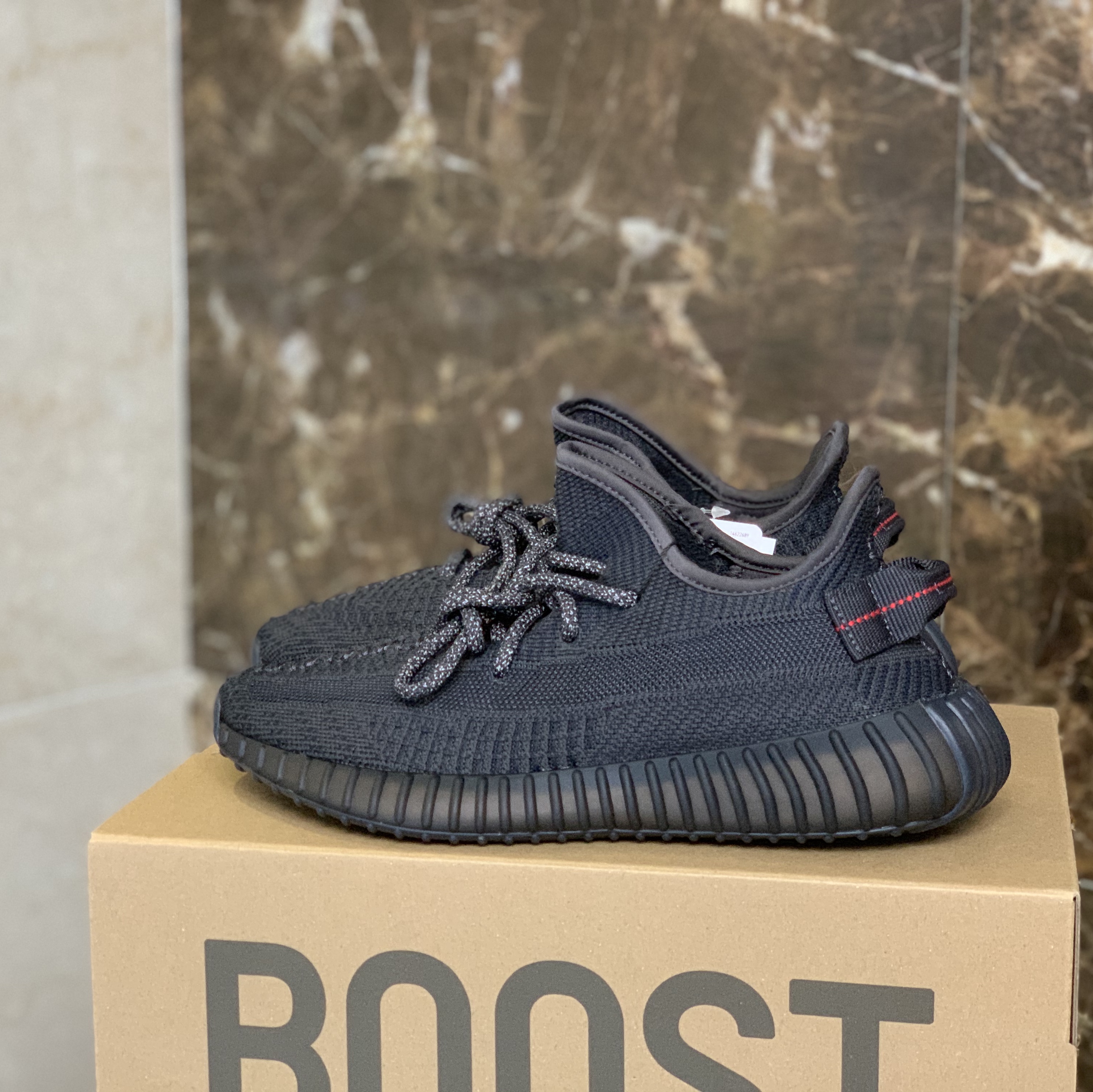 Adidas Yeezy Boost 350 V2 Black - Non-Reflective 착용 스타일