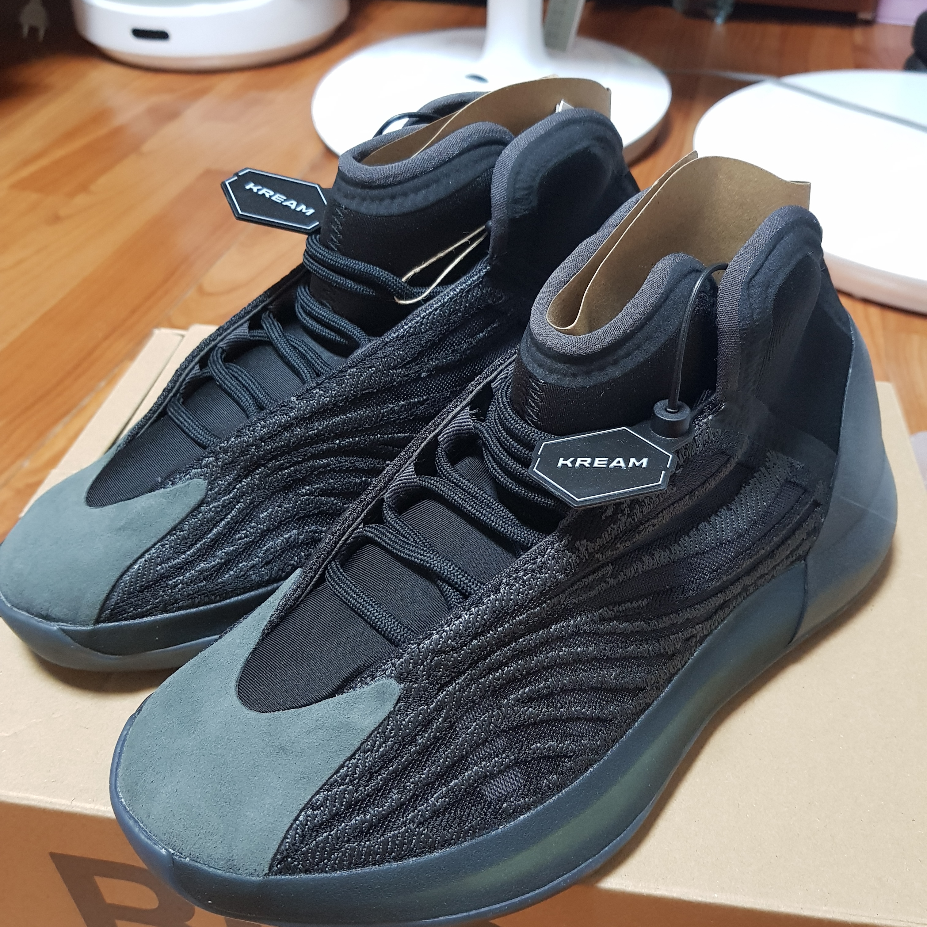 Adidas Yeezy QNTM Onyx 착용 스타일
