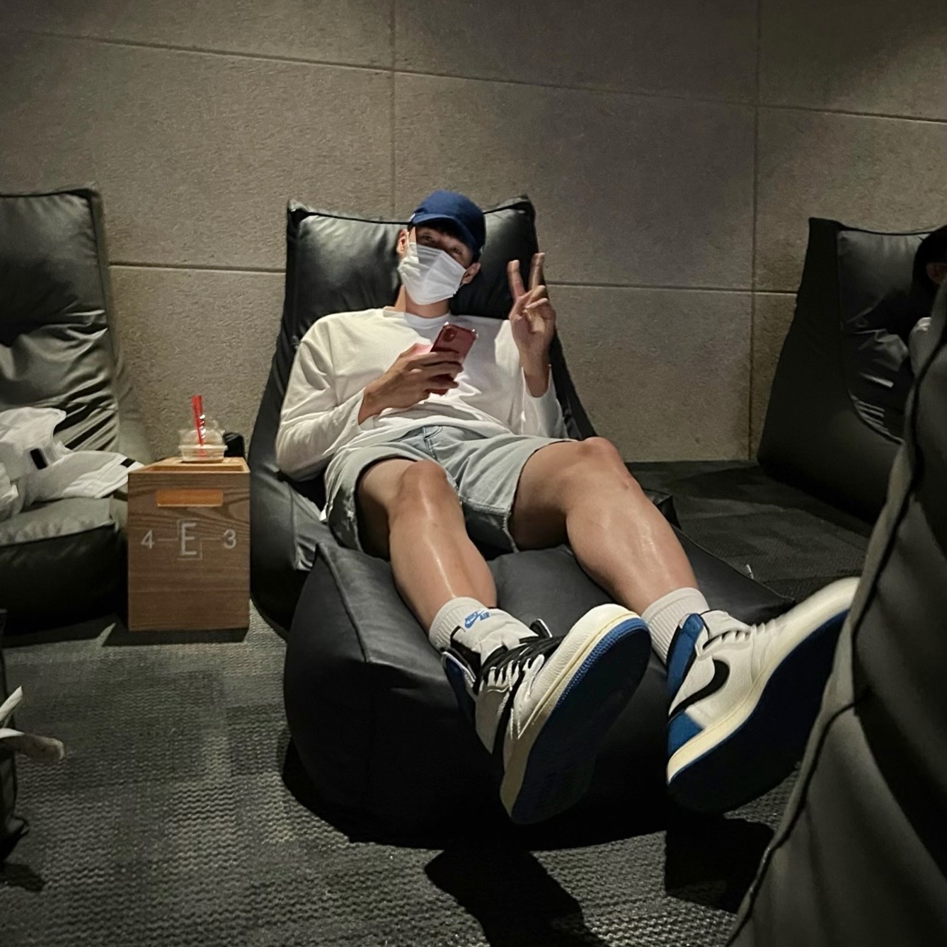 Jordan 1 x Travis Scott x Fragment Retro High OG SP Military Blue, Nike x Drake Nocta Cardinal Stock Essential Cap Navy 착용 스타일 - 3