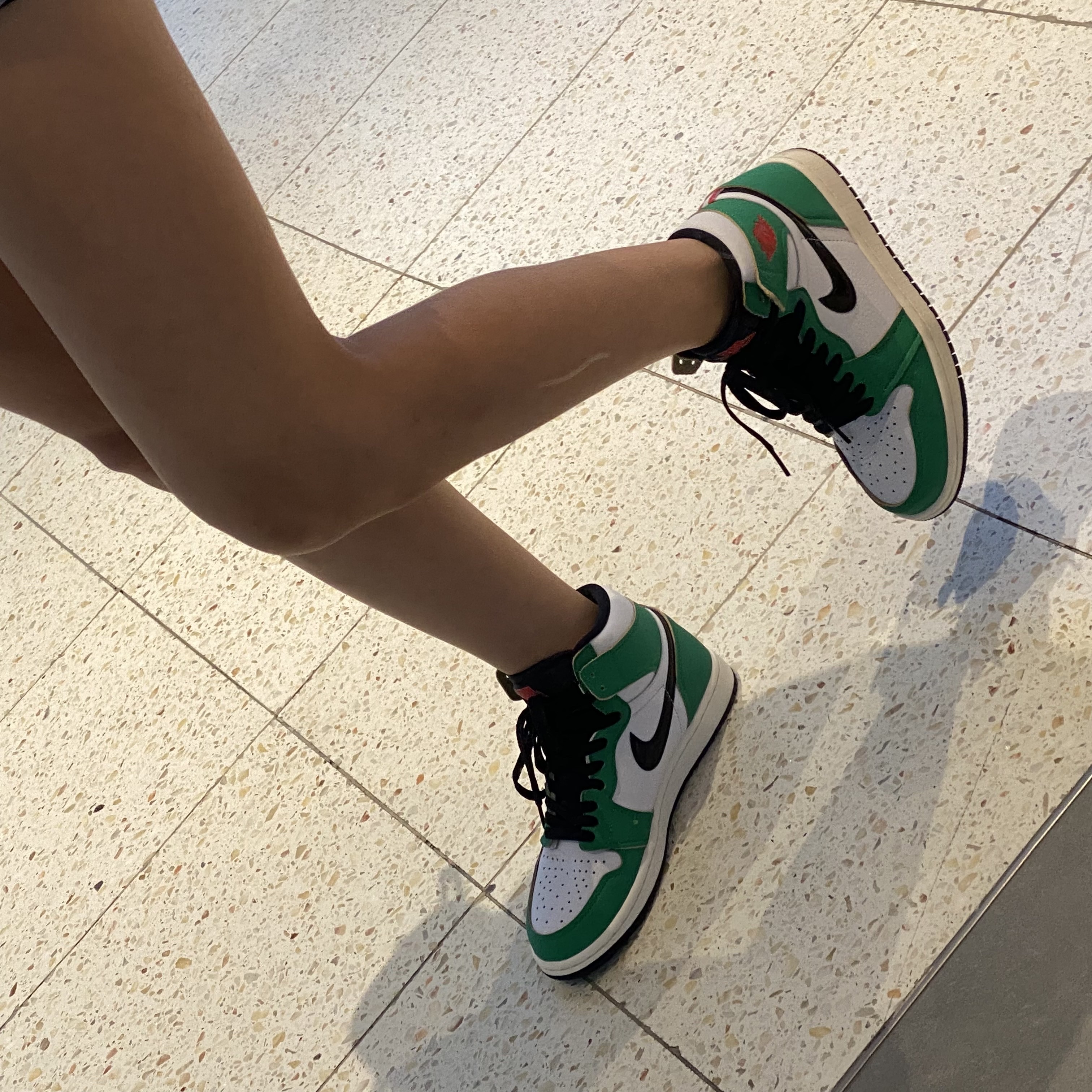 (W) Jordan 1 Retro High OG Lucky Green 착용 스타일 - 5