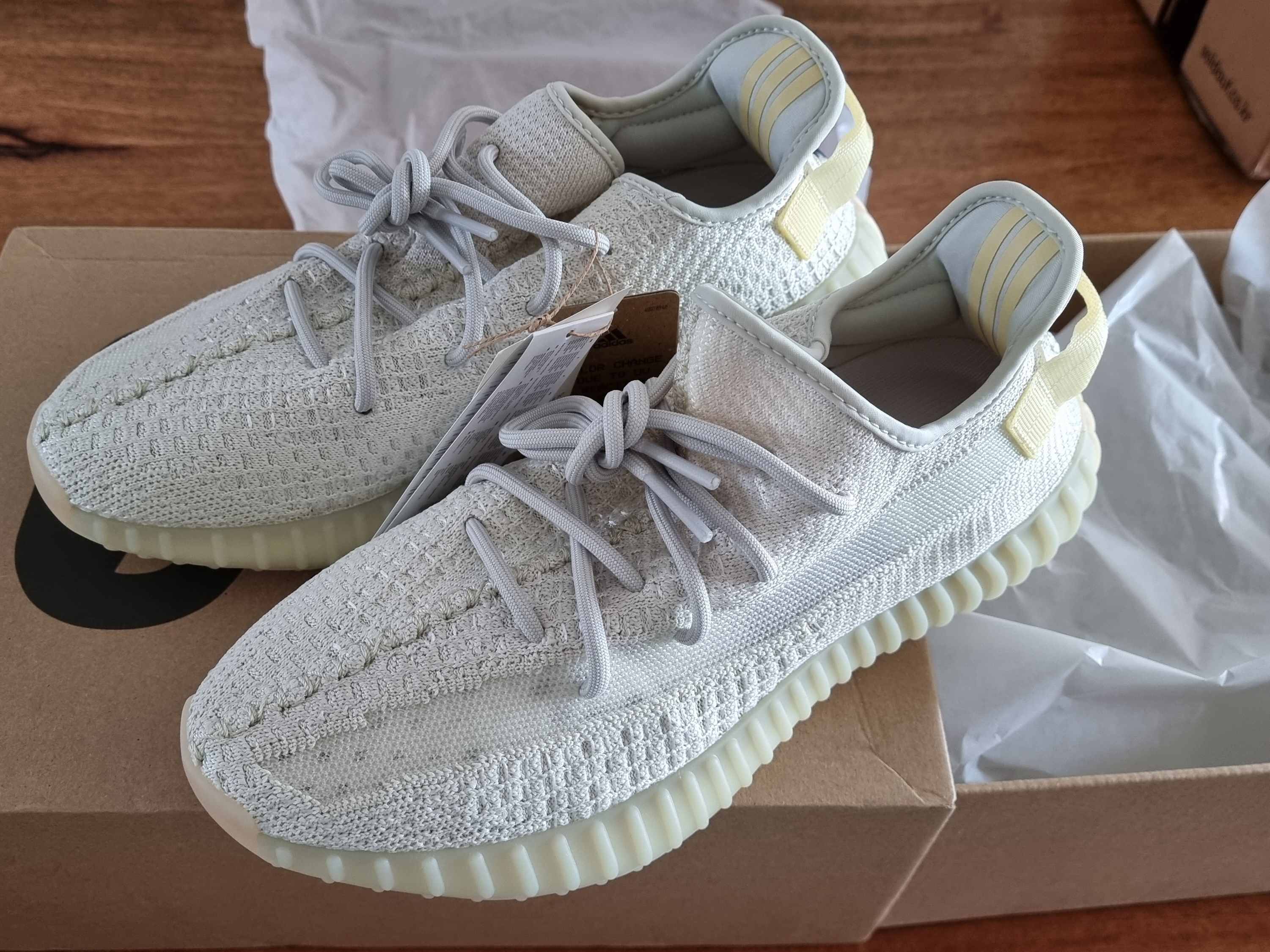 Adidas Yeezy Boost 350 V2 Light 착용 스타일