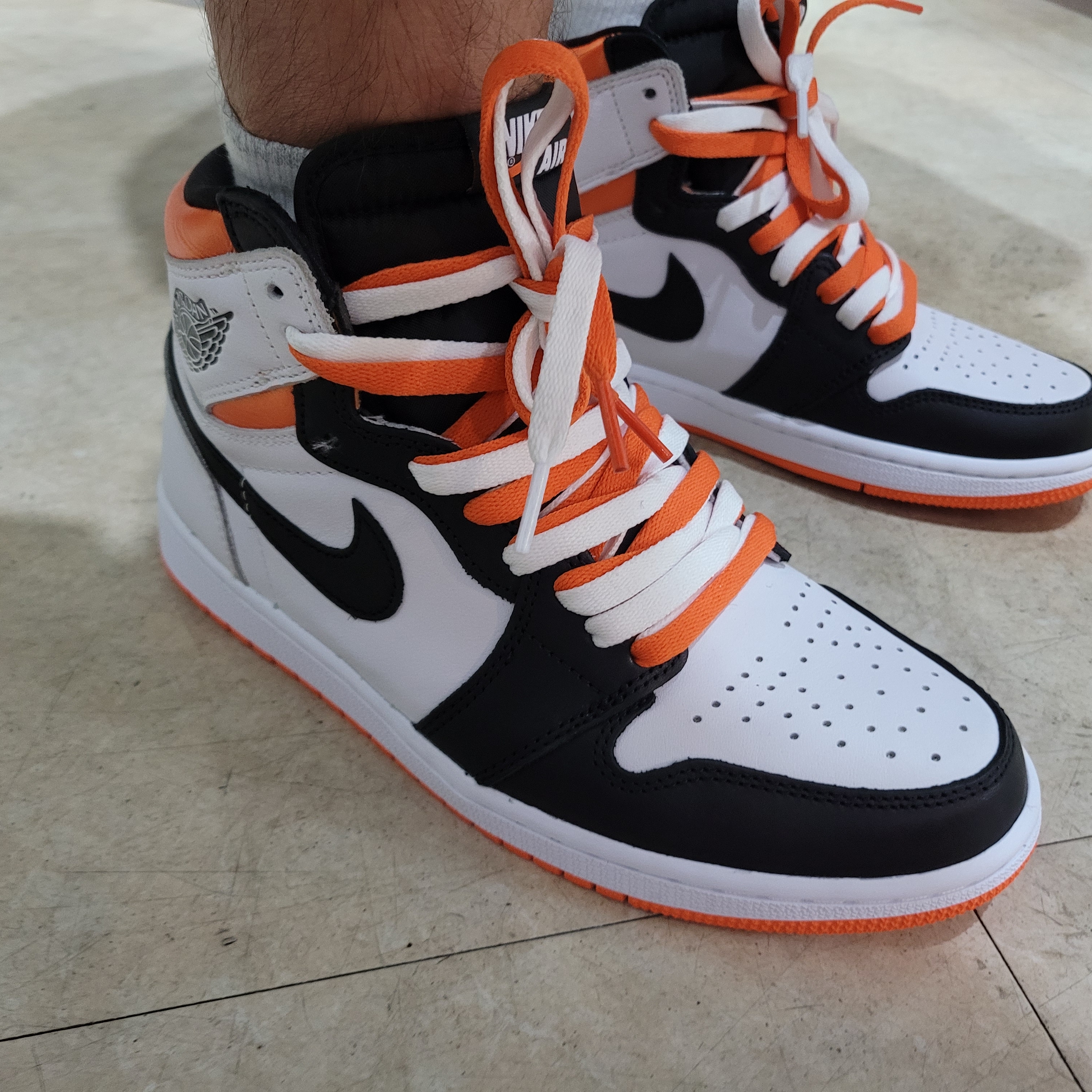 Jordan 1 Retro High OG Electro Orange 착용 스타일 - 1