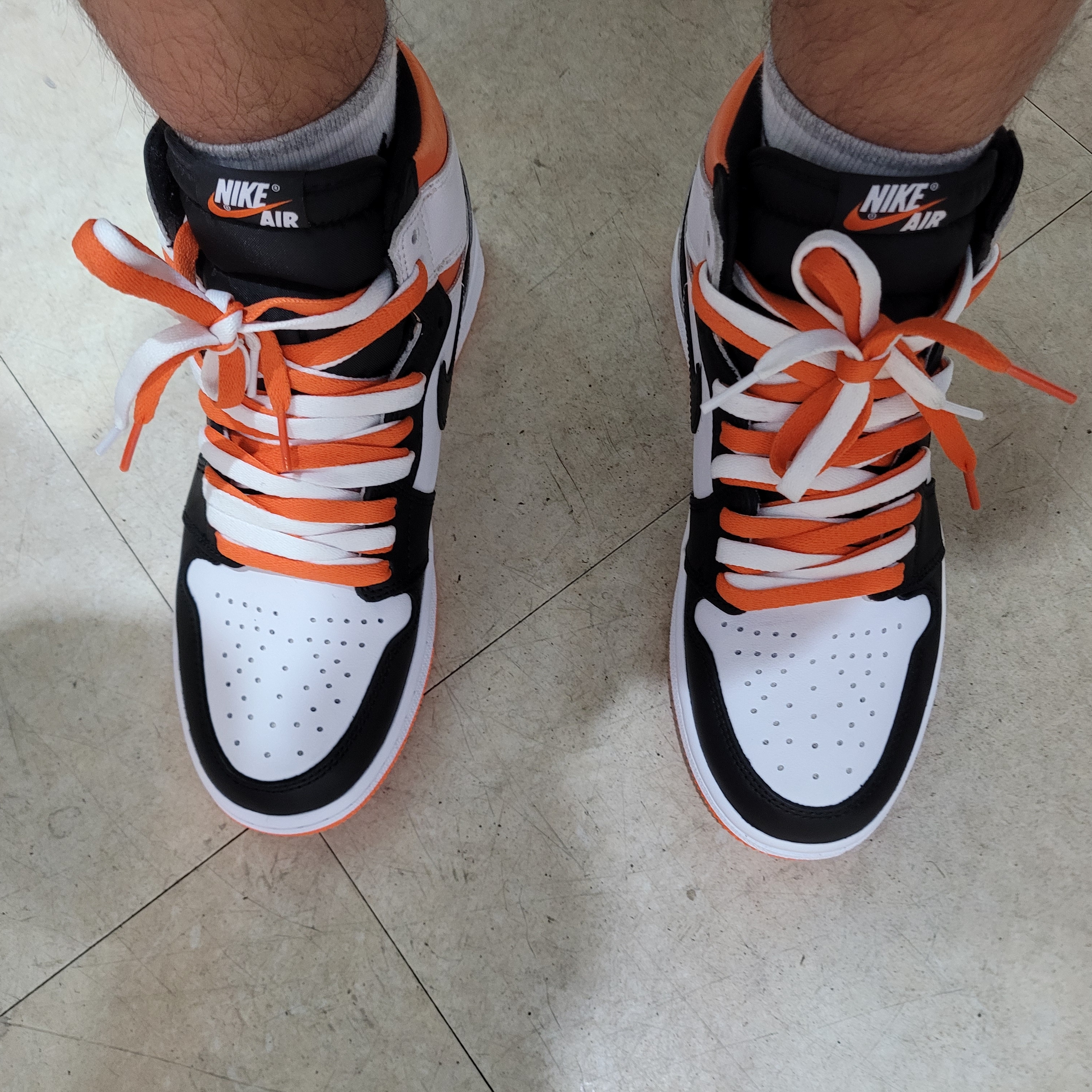 Jordan 1 Retro High OG Electro Orange 착용 스타일 - 2