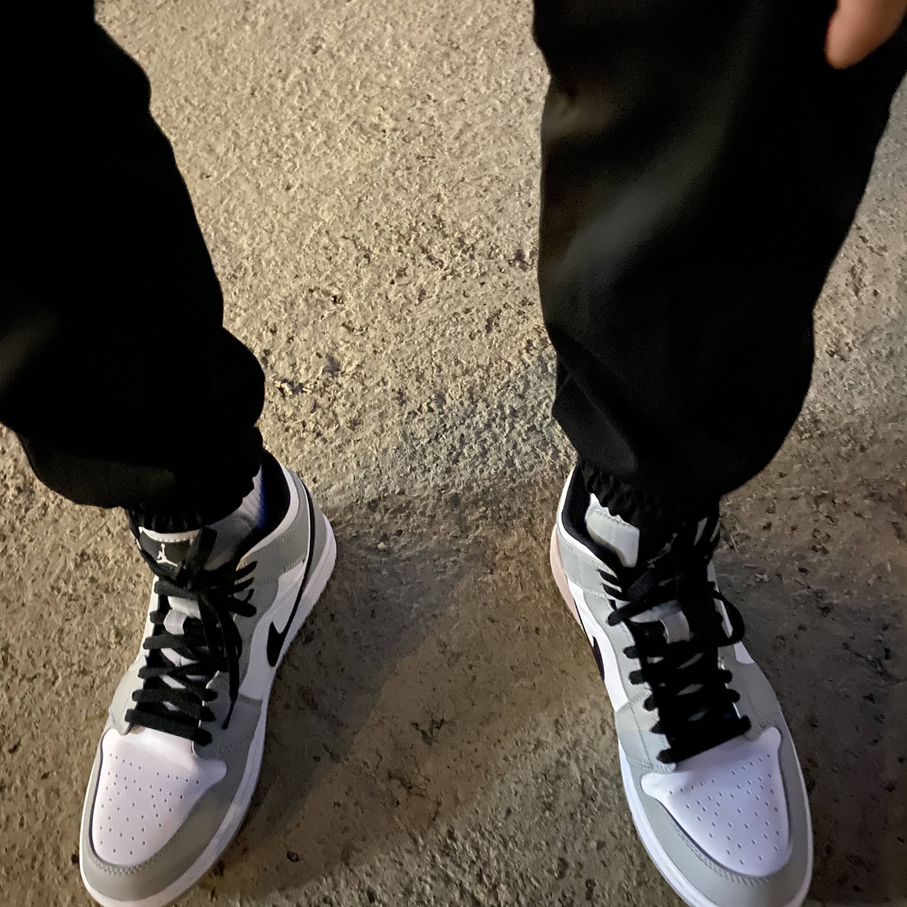 Jordan 1 Mid Light Smoke Grey 착용 스타일 - 1