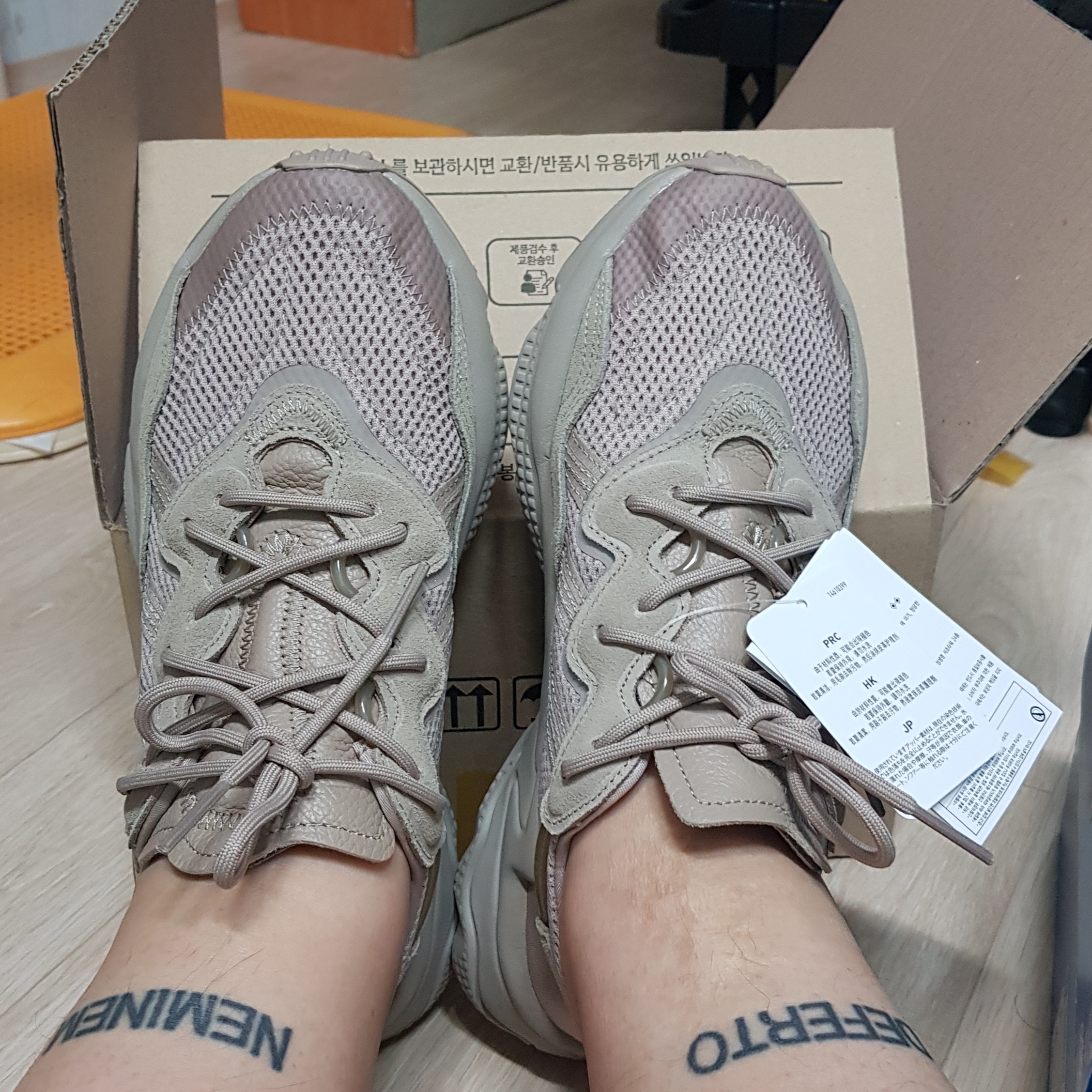 Adidas Ozweego Clear Brown 착용 스타일