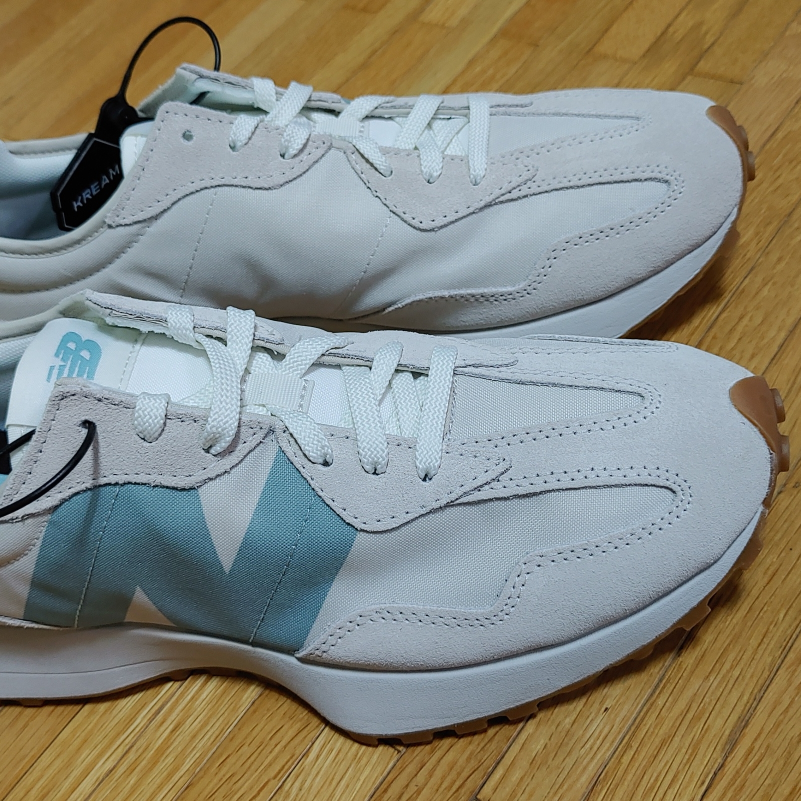 (W) New Balance 327 Moonbeam Storm Blue 착용 스타일 - 2