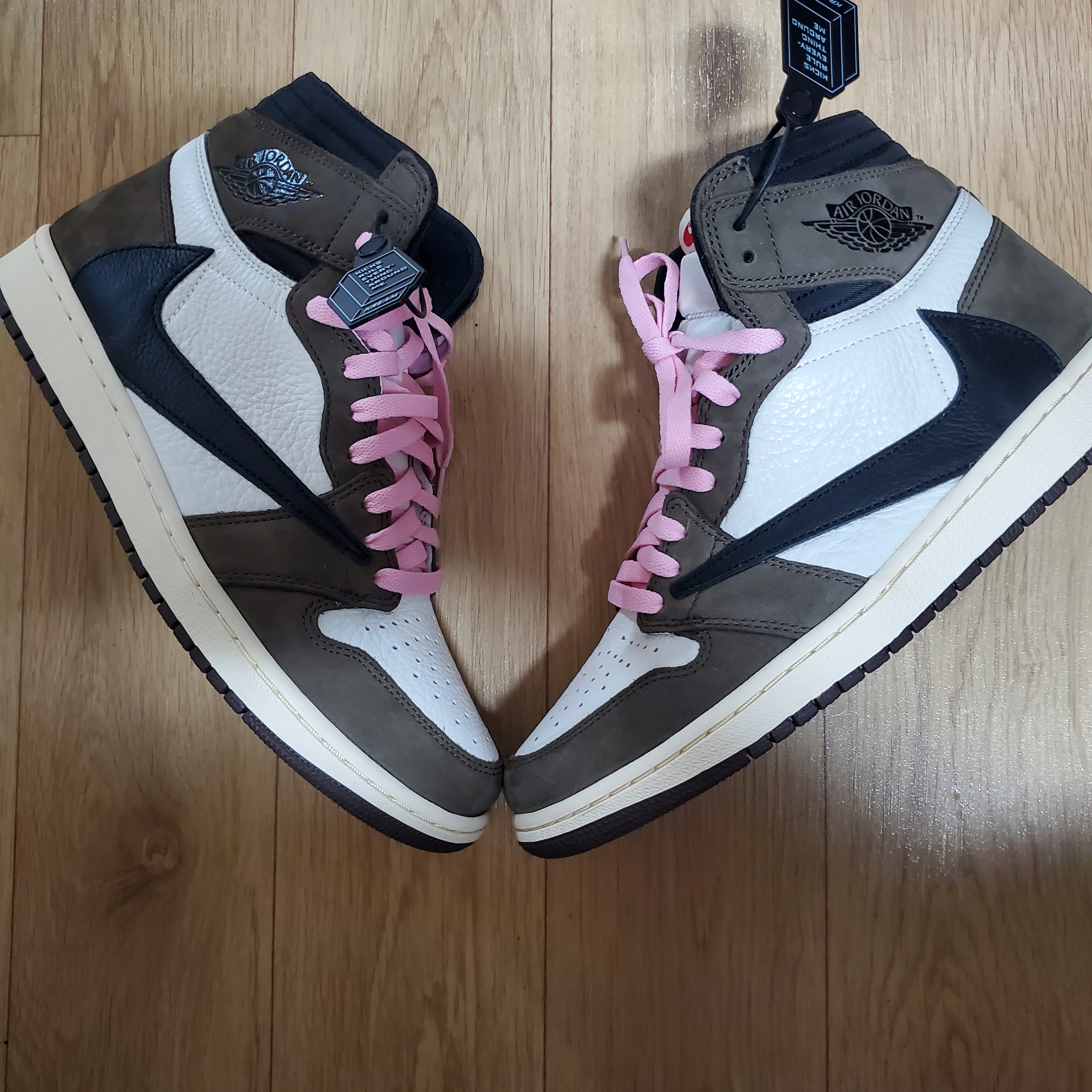 Jordan 1 x Travis Scott Retro High OG SP Mocha 착용 스타일 - 1