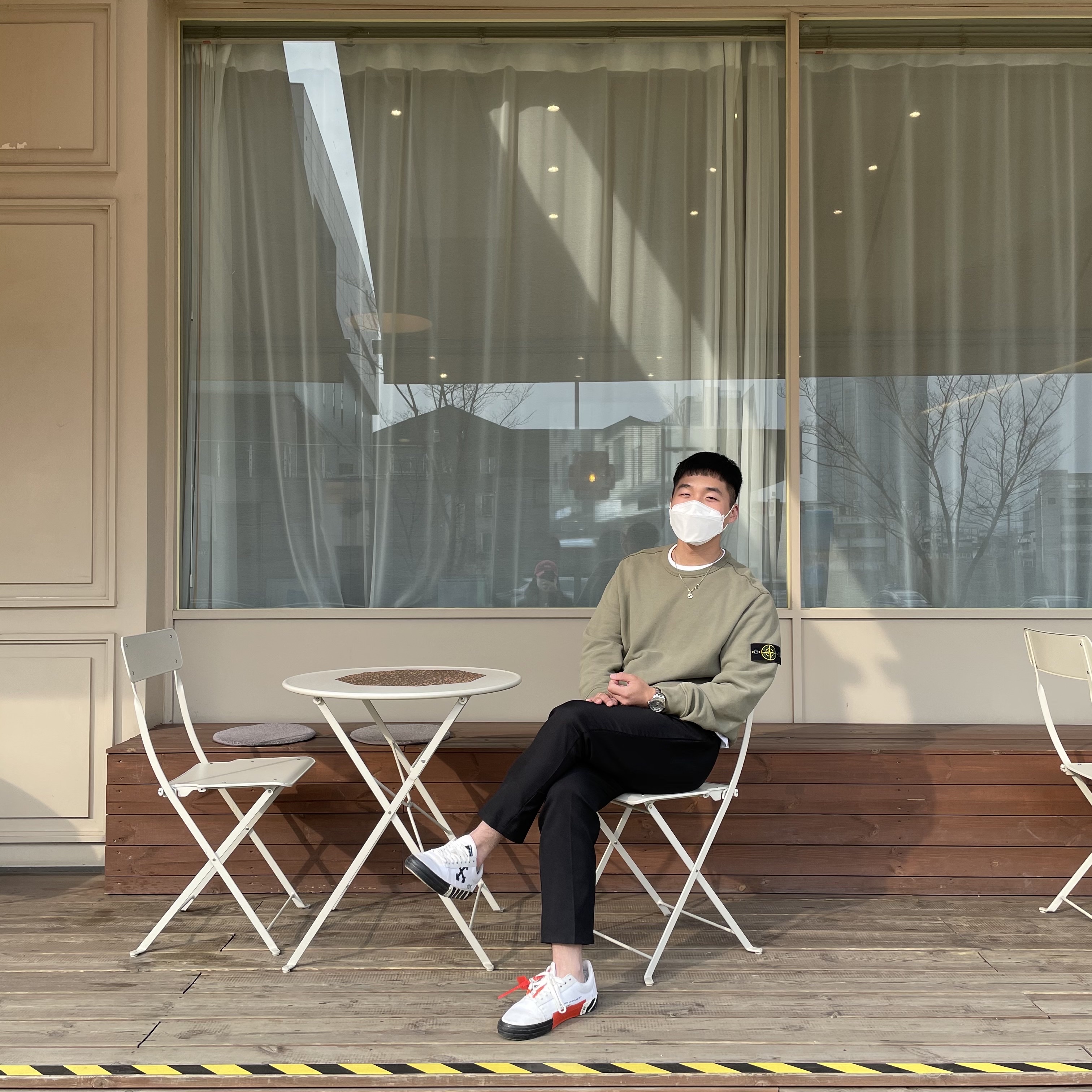 Off-White Arrow Low Vulcanized Sneakers White Black - 20SS, Stone Island 66060 T.CO+OLD Sweatshirt Olive Green - 21SS 착용 스타일
