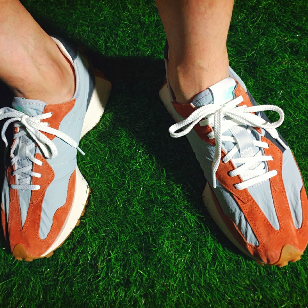 New Balance 327 Brown Grey 착용 스타일 - 4