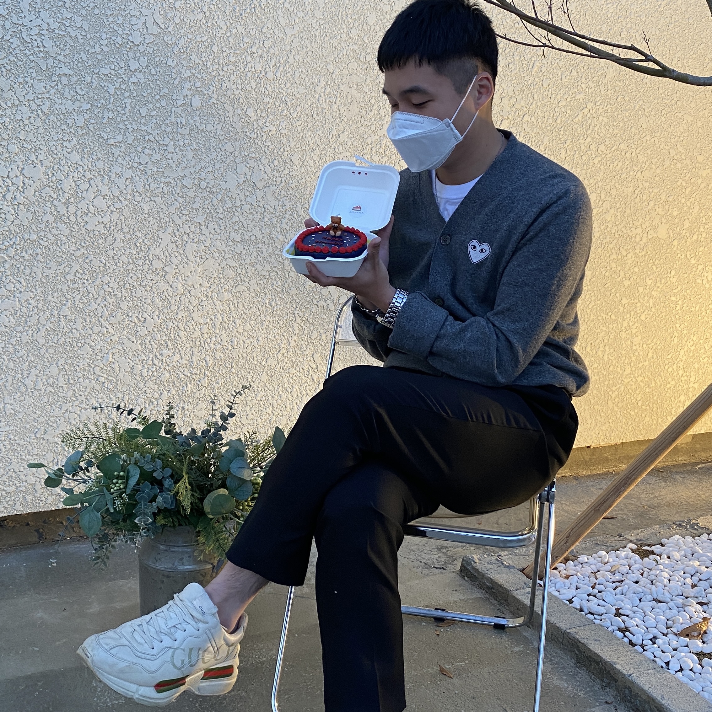 Gucci Rhyton Leather Sneakers Logo, Play Comme des Garcons Knit Red Heart Cardigan Grey 착용 스타일