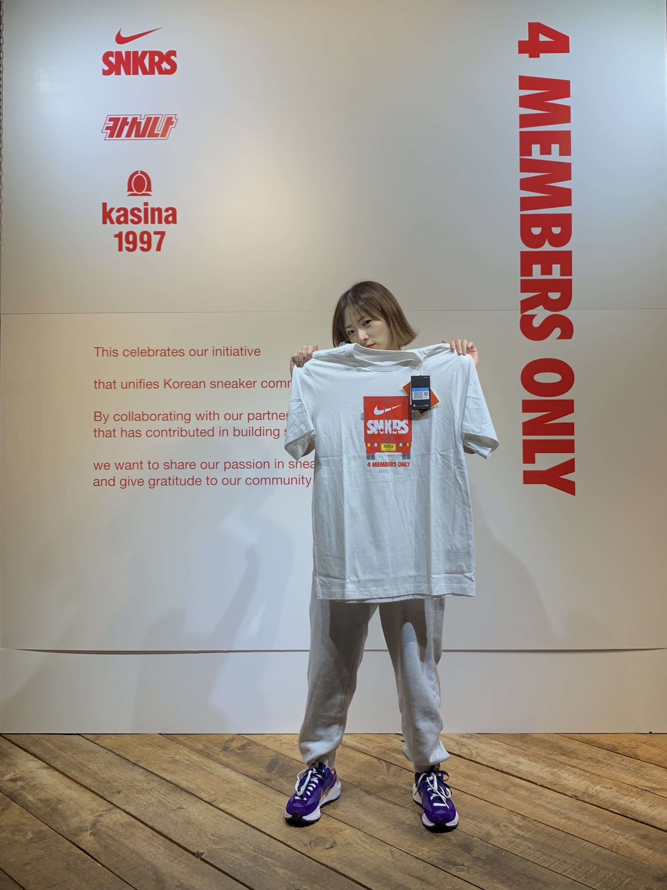 Nike SNKRS 4th Anniversary Members Only T-Shirt White (CZ6366-100), Nike x Sacai VaporWaffle Dark Iris 착용 스타일 - 1