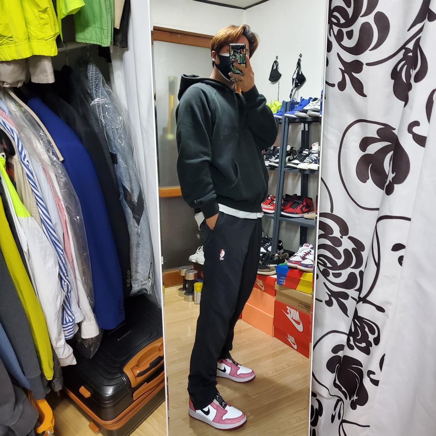 Essentials 3D Silicon Applique Pullover Hoodie Dark Slate/Black 2020, Nike x Fear of God Warm Up Pants Off Noir 착용 스타일 - 1
