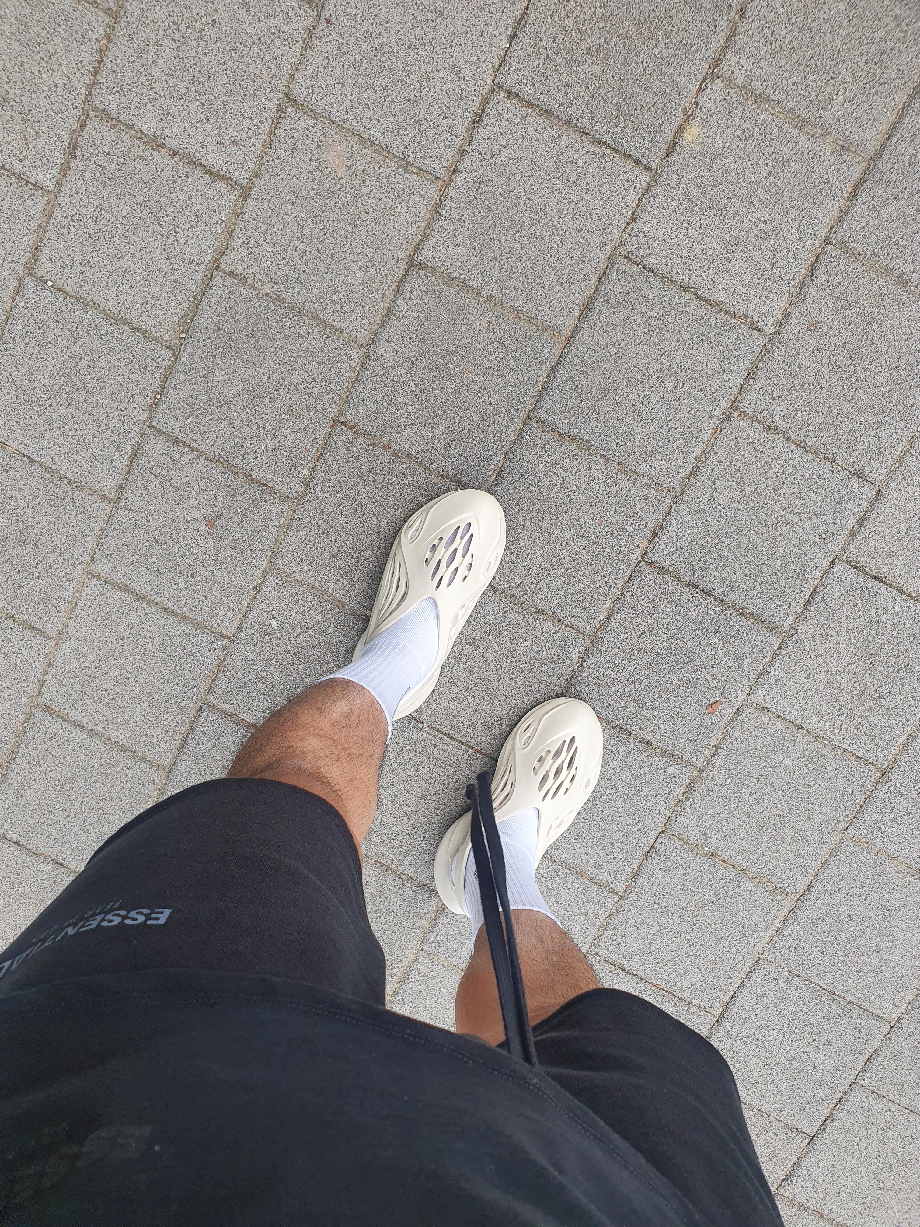 Essentials Sweatshorts Black - 21SS, Adidas Yeezy Foam RNNR Sand 착용 스타일 - 1