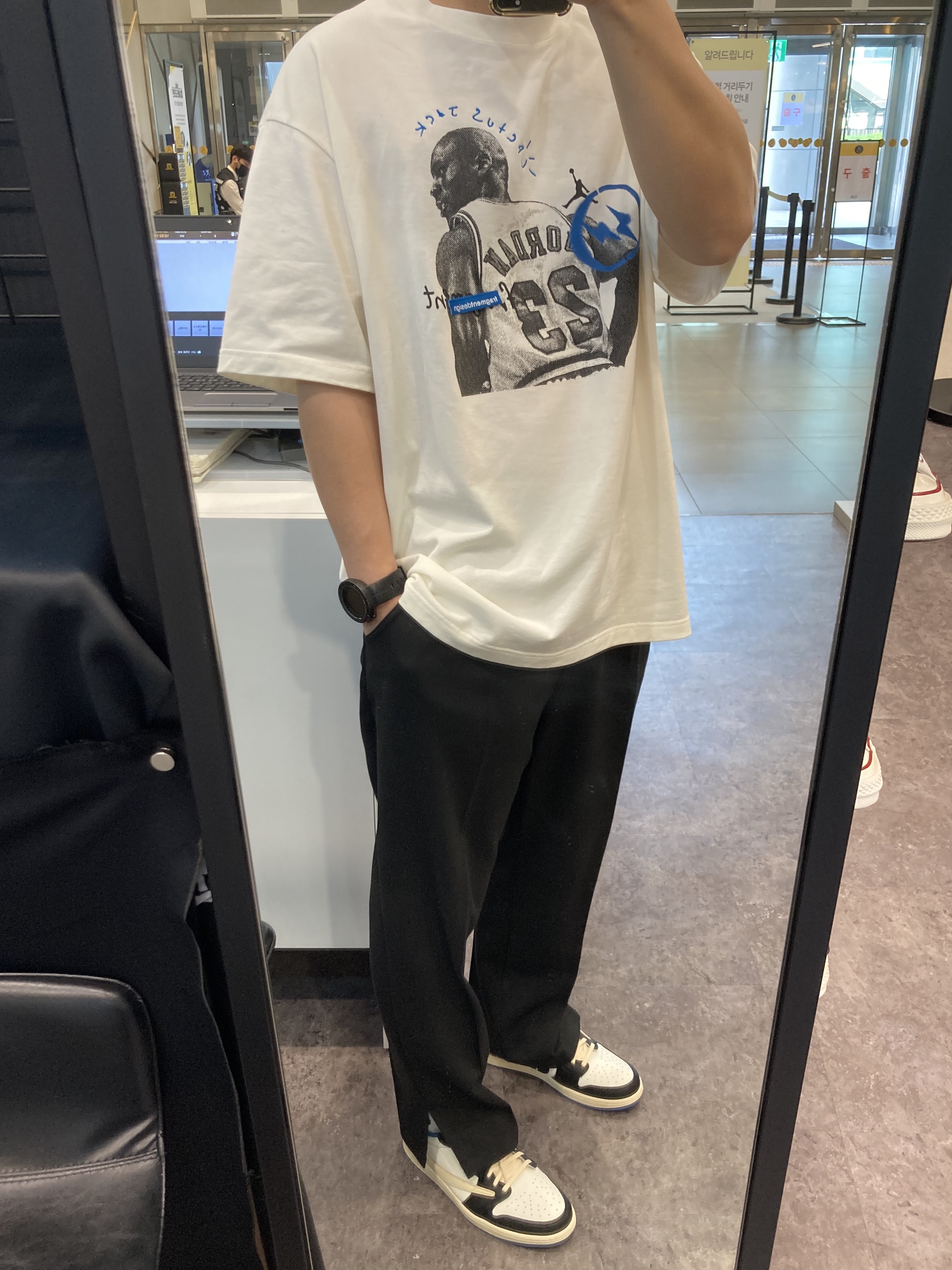 Jordan 1 x Travis Scott x Fragment Retro Low OG SP Military Blue, Jordan x Travis Scott x Fragment T-Shirt Sail (DJ0619-133) 착용 스타일
