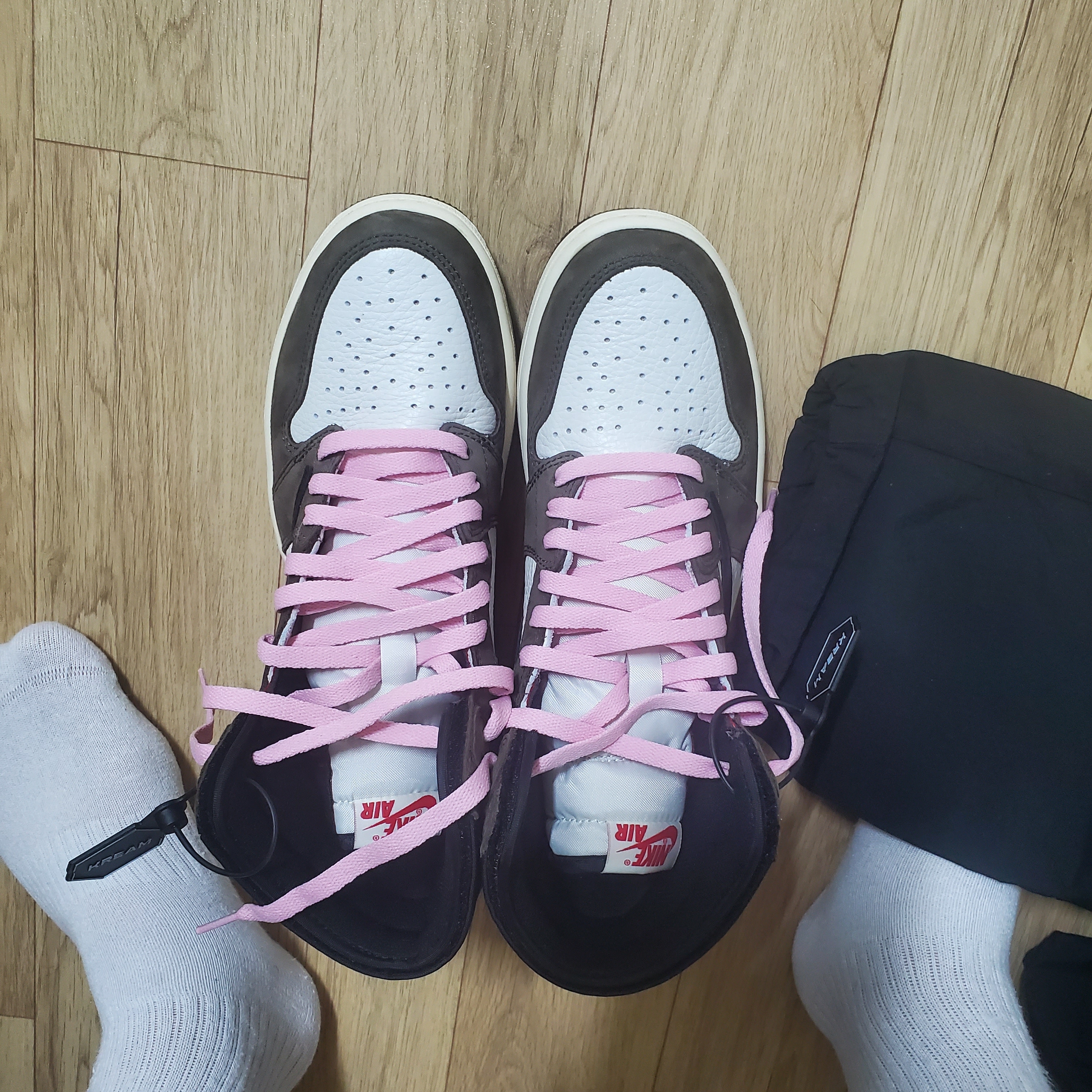 Jordan 1 x Travis Scott Retro High OG SP Mocha 착용 스타일 - 2