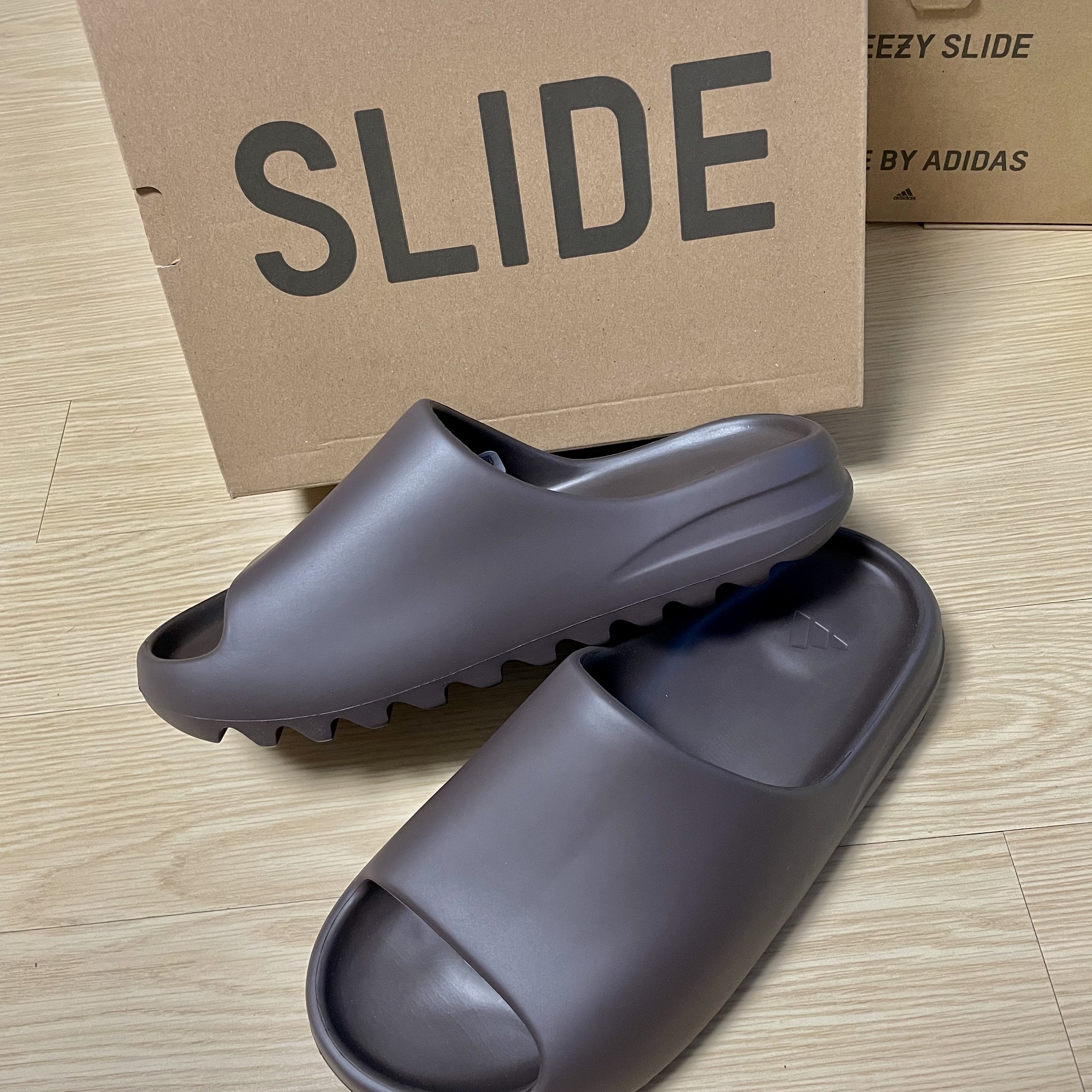 Adidas Yeezy Slide Glow Green, Adidas Yeezy Slide Soot 2021 착용 스타일 - 4