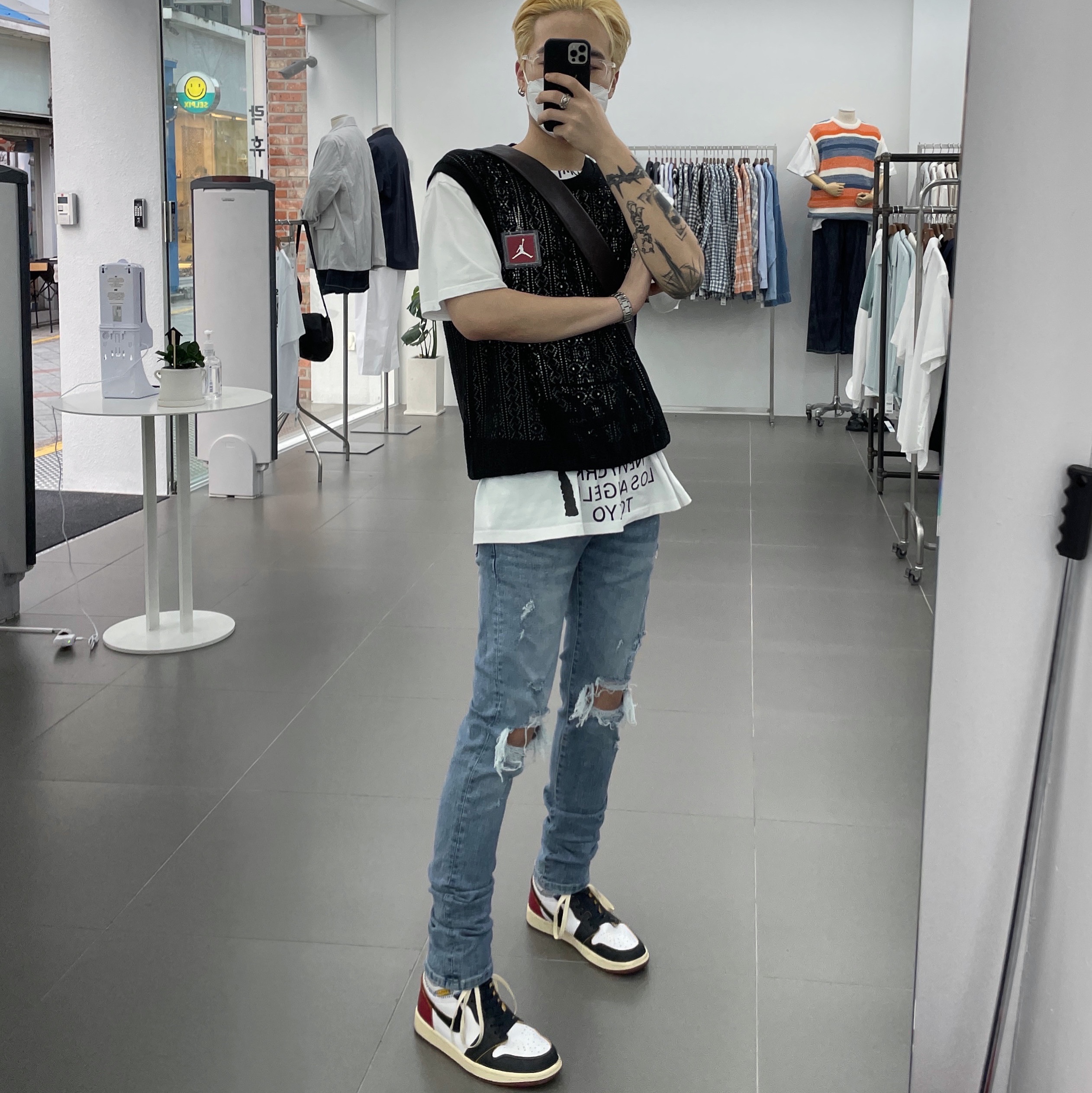 Jordan 1 x Union Retro High Black Toe, Stussy x Takahiromiyashita The Soloist 40 WT T-Shirt 착용 스타일