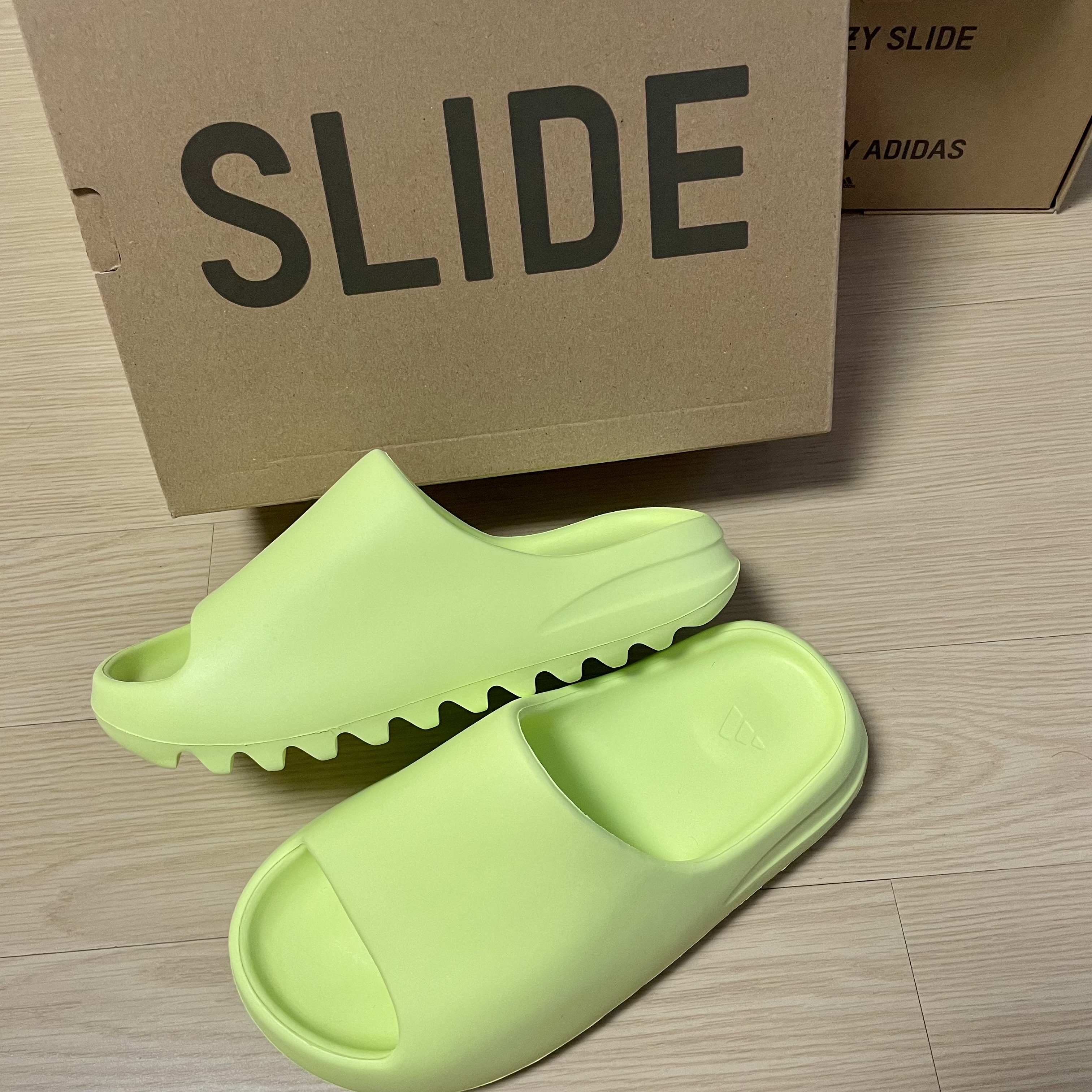 Adidas Yeezy Slide Glow Green, Adidas Yeezy Slide Soot 2021 착용 스타일 - 3