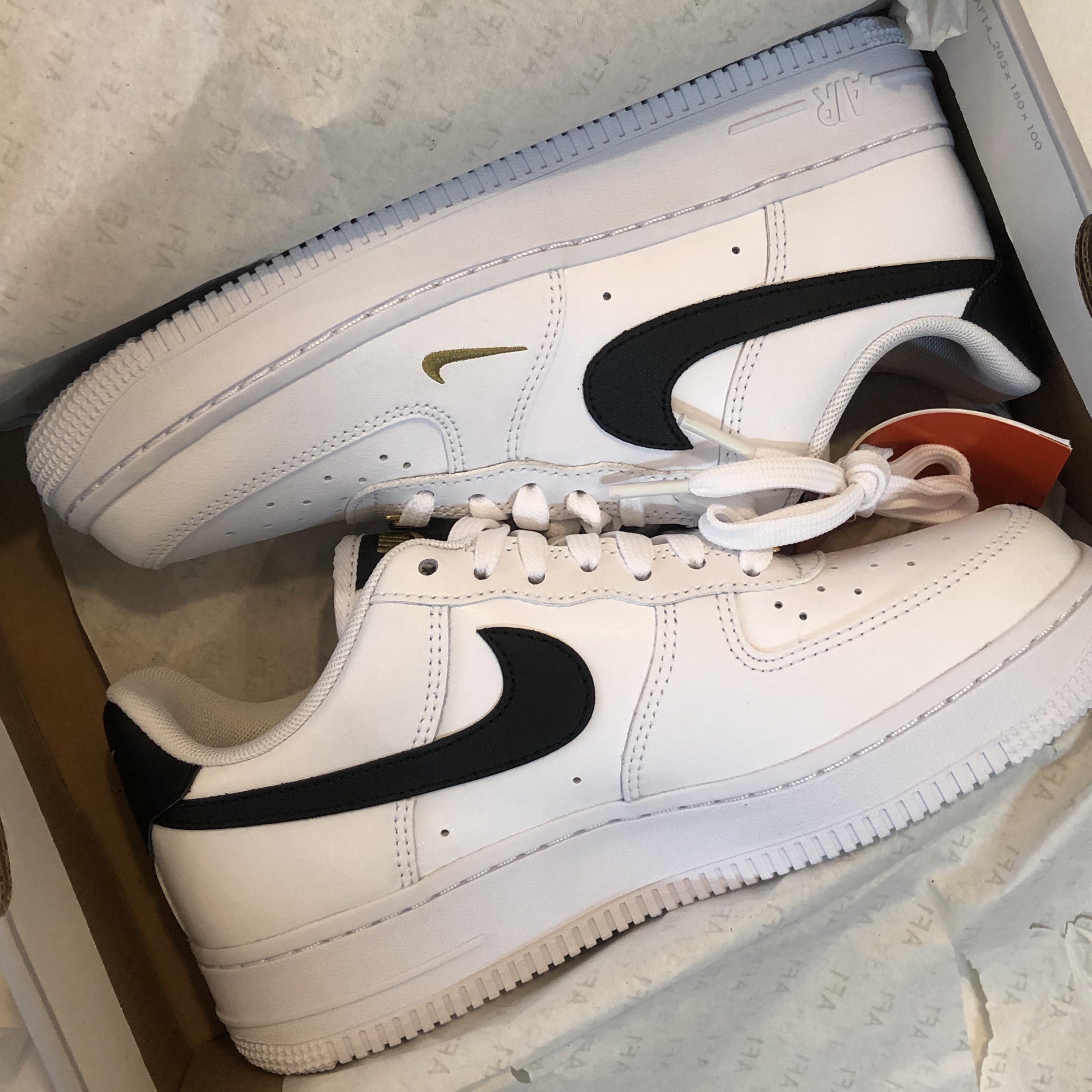 (W) Nike Air Force 1 '07 Essential White Black 착용 스타일 - 1