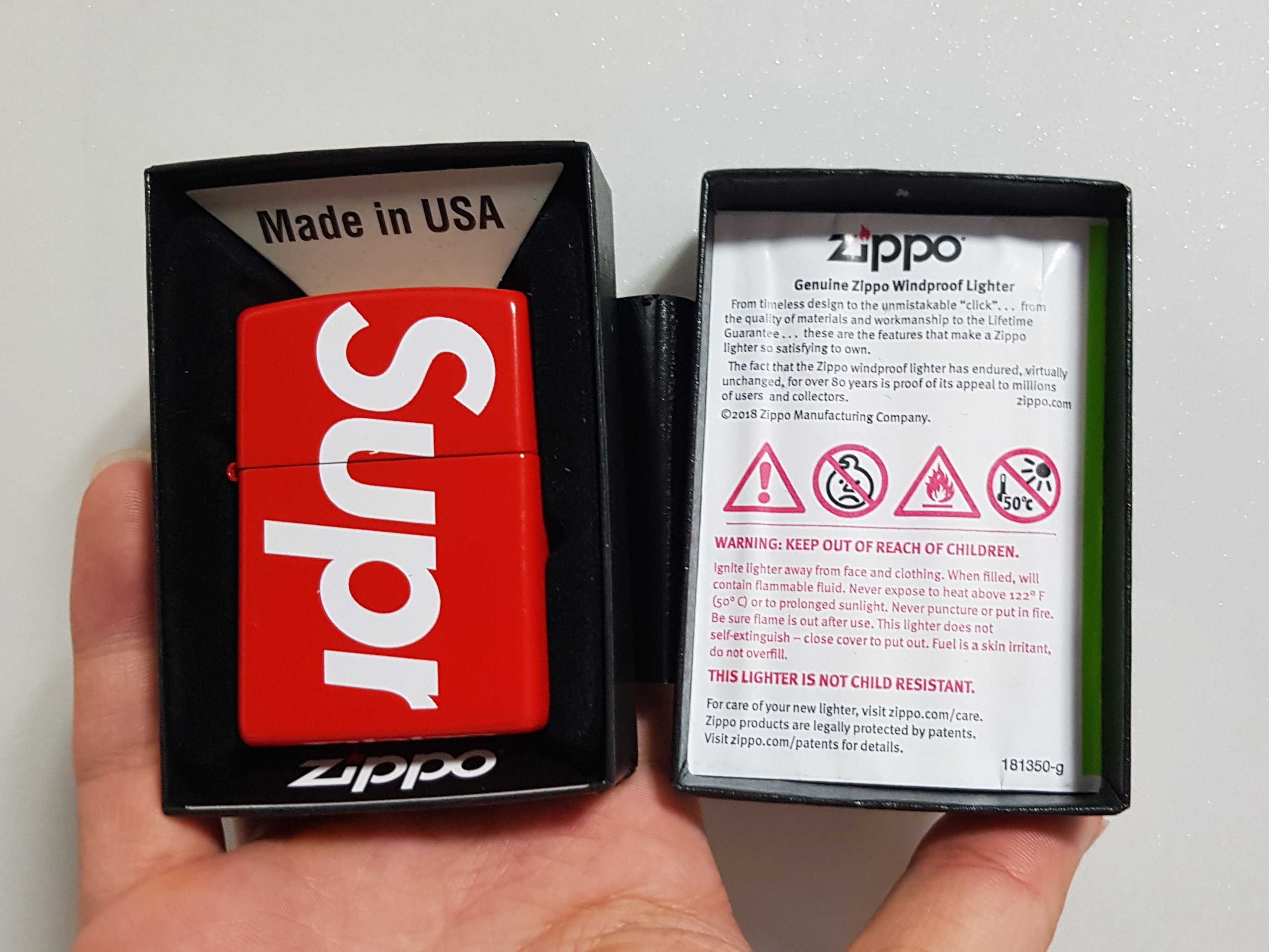 Supreme Logo Zippo Red 착용 스타일 - 1
