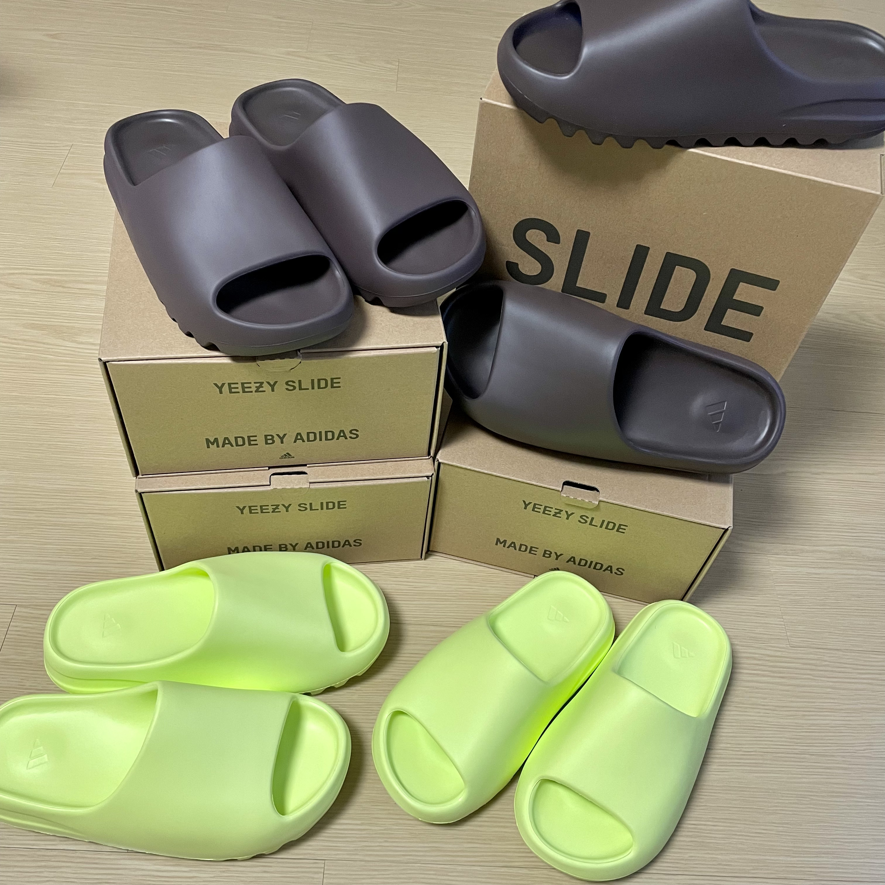 Adidas Yeezy Slide Glow Green, Adidas Yeezy Slide Soot 2021 착용 스타일 - 2