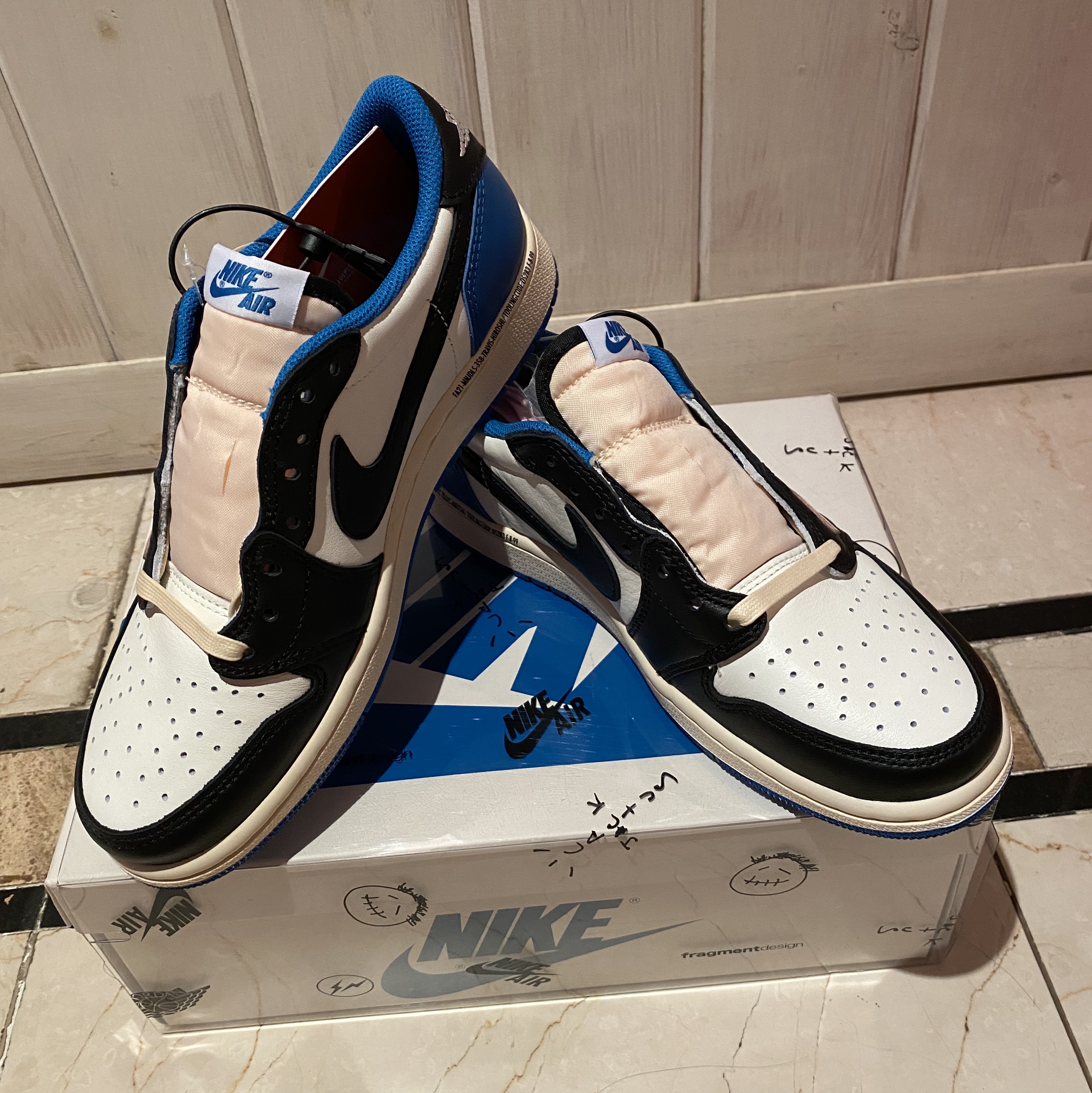 Jordan 1 x Travis Scott x Fragment Retro Low OG SP Military Blue 착용 스타일 - 3