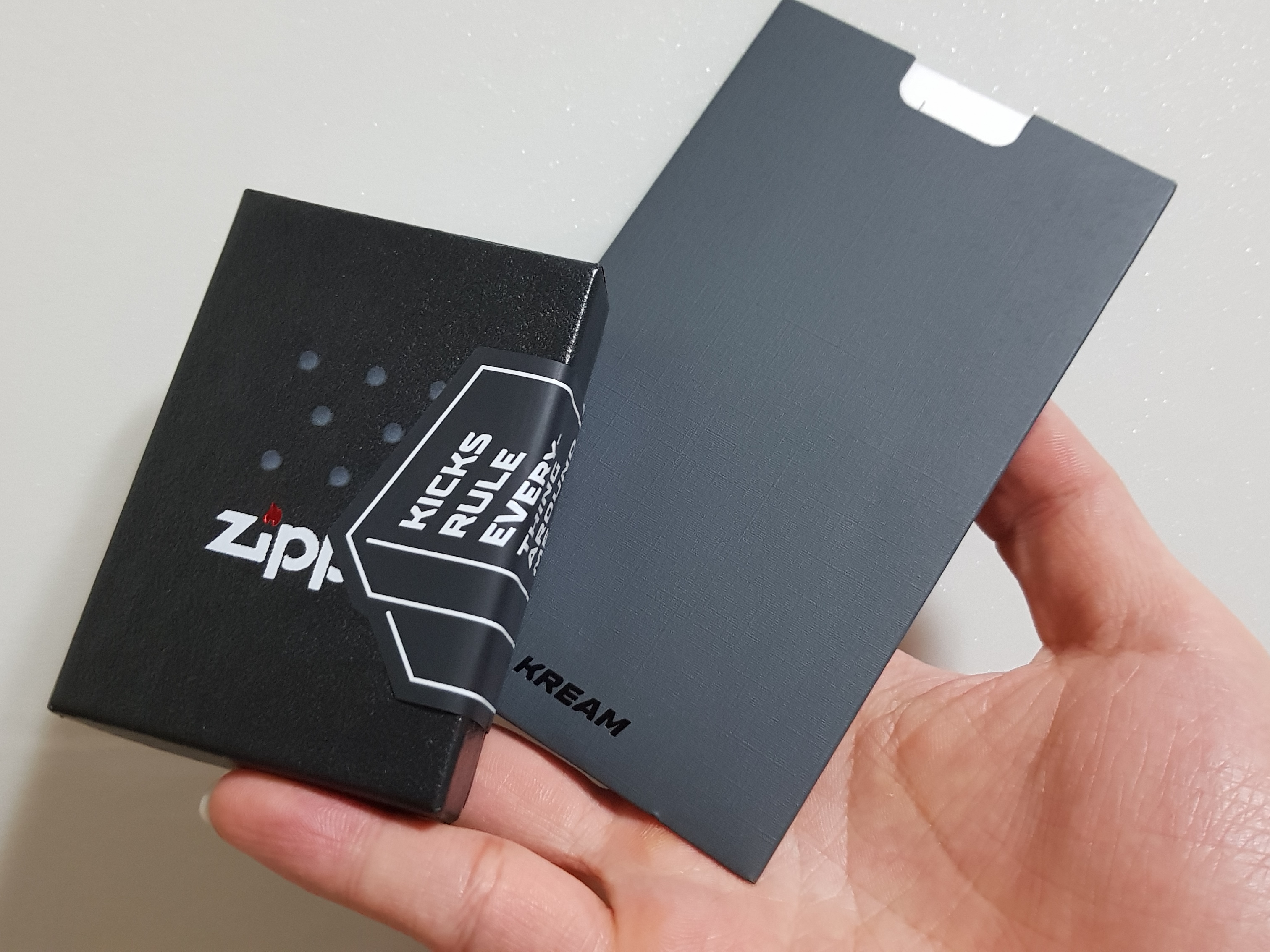 Supreme Logo Zippo Red 착용 스타일 - 2