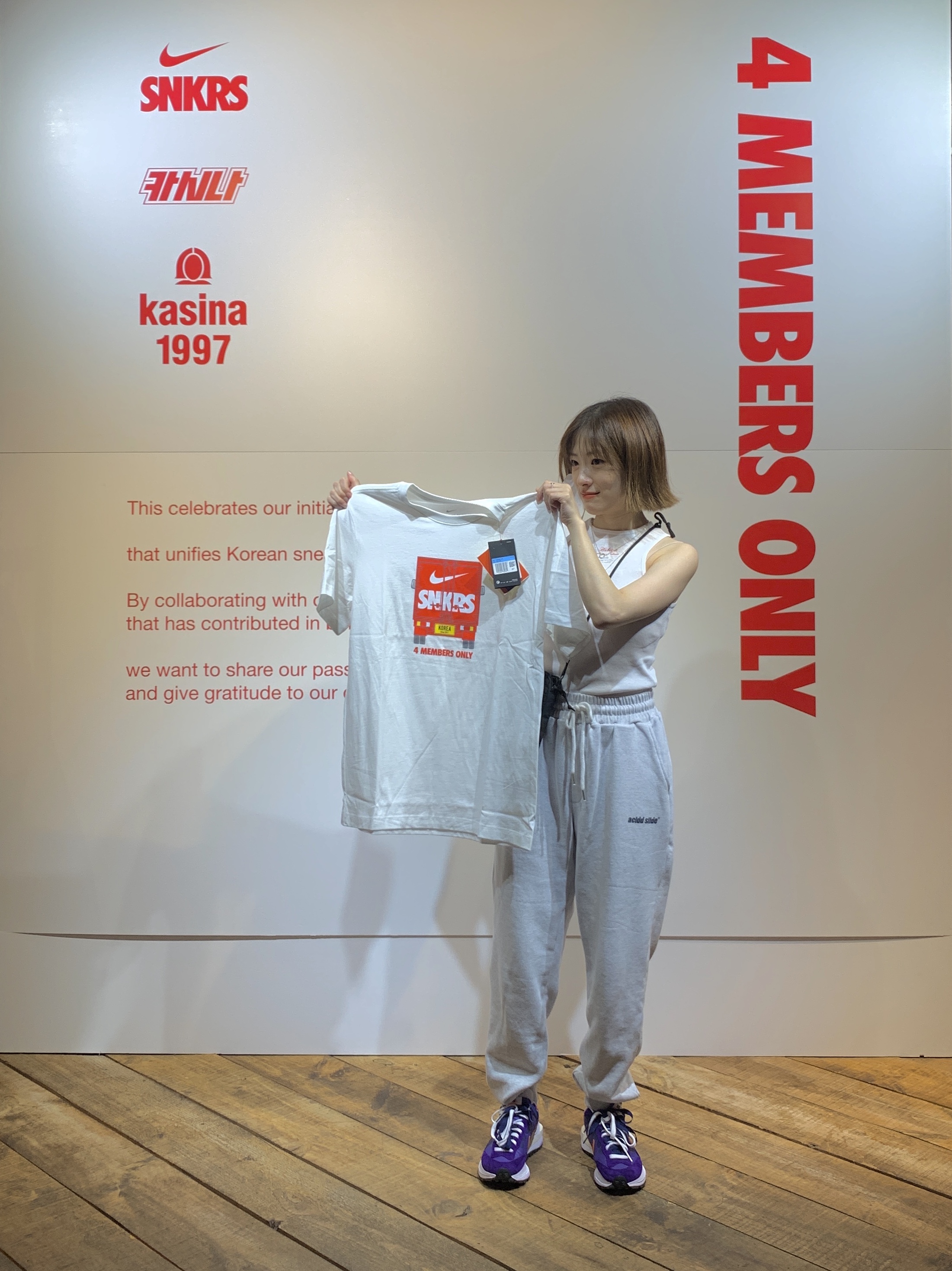 Nike SNKRS 4th Anniversary Members Only T-Shirt White (CZ6366-100), Nike x Sacai VaporWaffle Dark Iris 착용 스타일 - 2