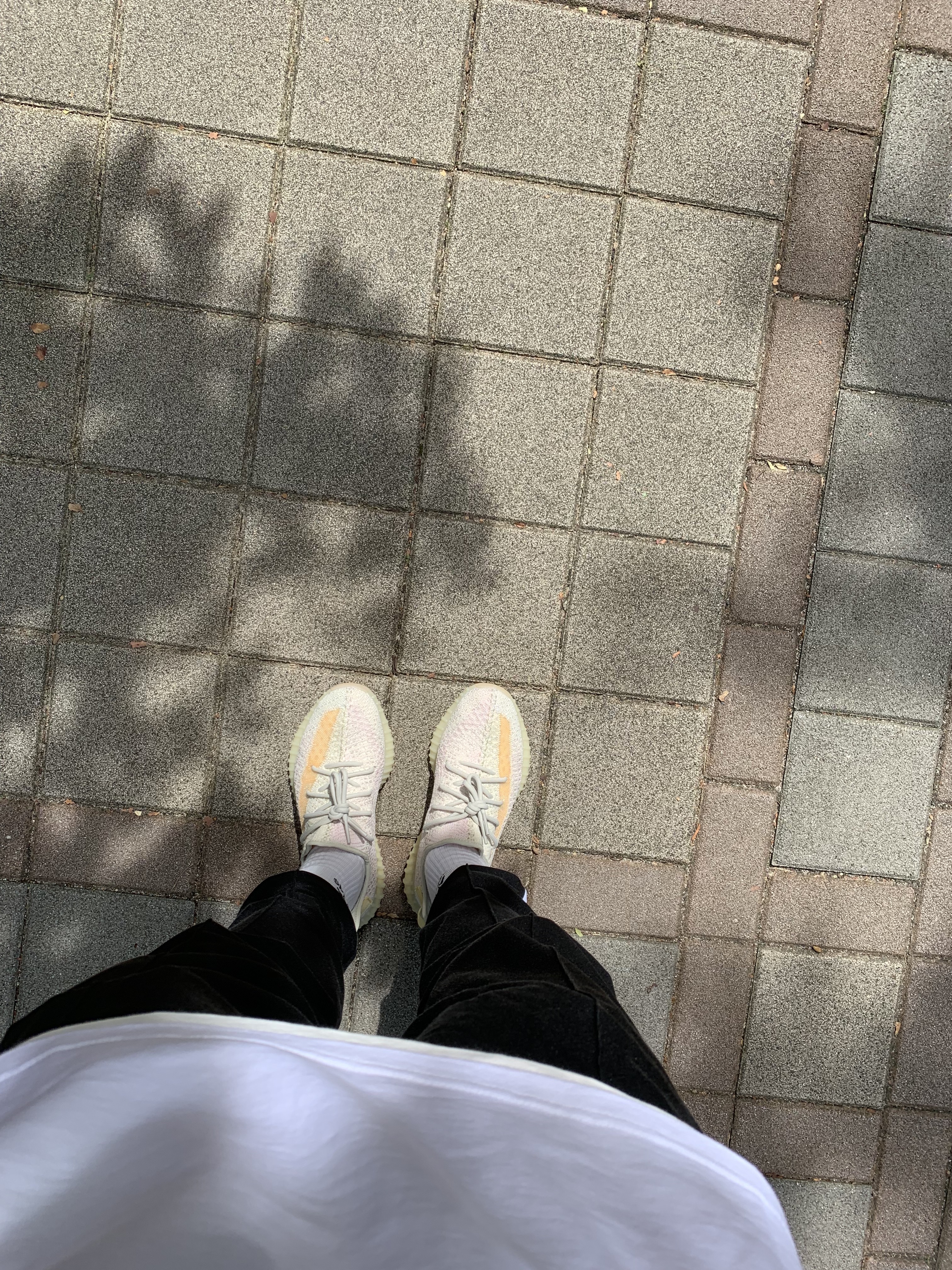 Adidas Yeezy Boost 350 V2 Light 착용 스타일