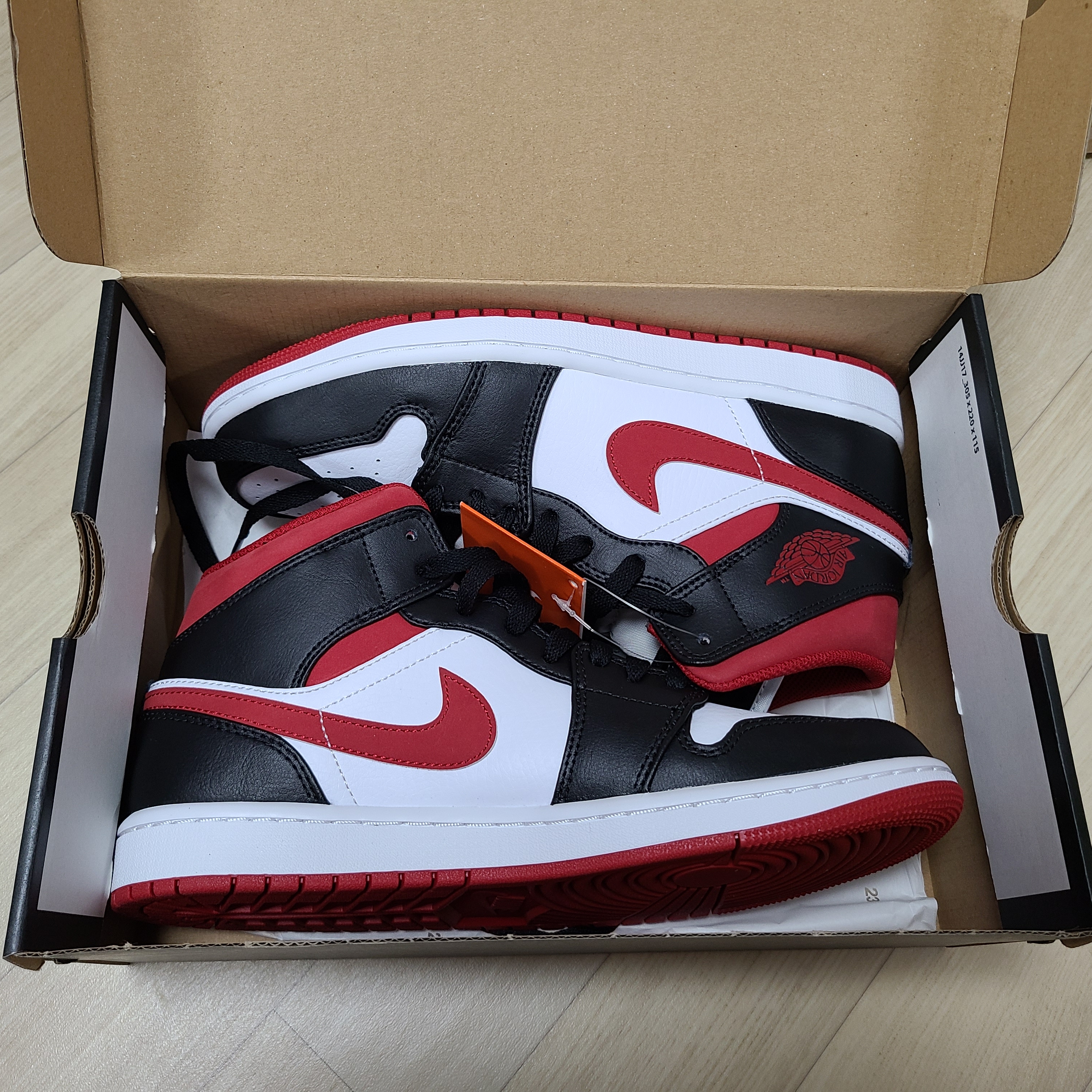 Jordan 1 Mid Gym Red Black White 착용 스타일 - 2