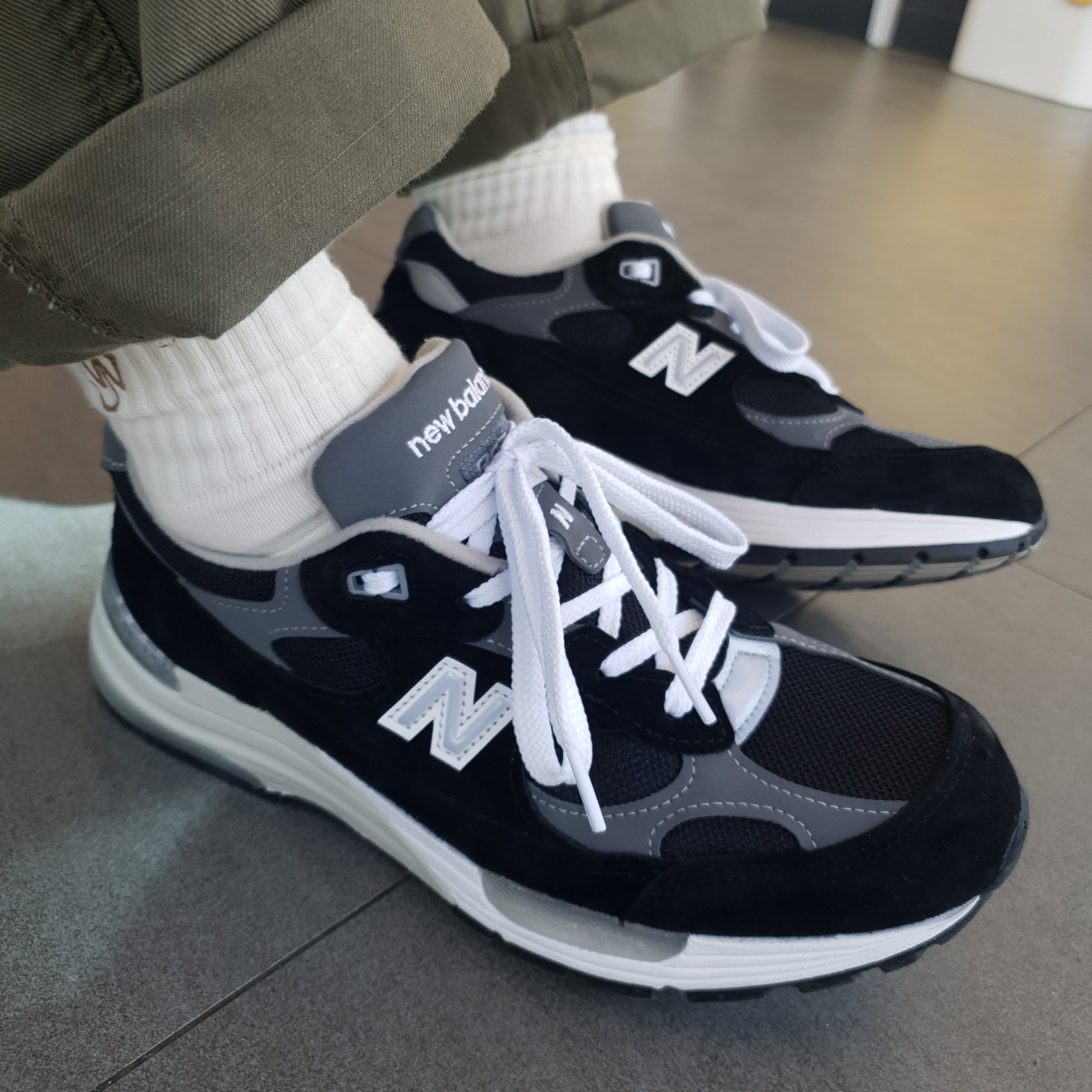 New Balance 992 Made in USA Black Grey 착용 스타일 - 2