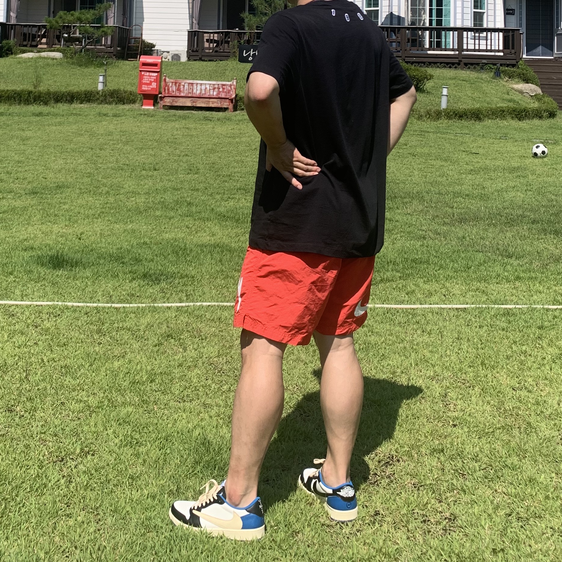 Jordan 1 x Travis Scott x Fragment Retro Low OG SP Military Blue, Nike x Stussy Water Shorts Habanero Red 착용 스타일