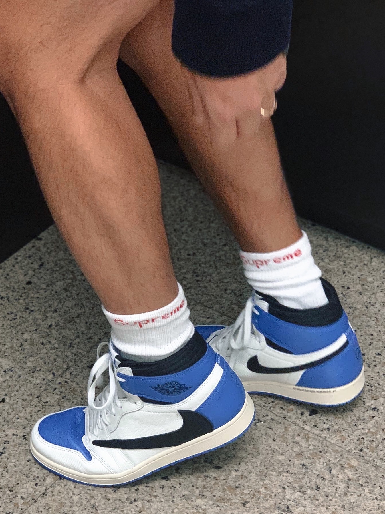 Jordan 1 x Travis Scott x Fragment Retro High OG SP Military Blue, Supreme Hanes Crew Socks White (4 Pack) 착용 스타일 - 2