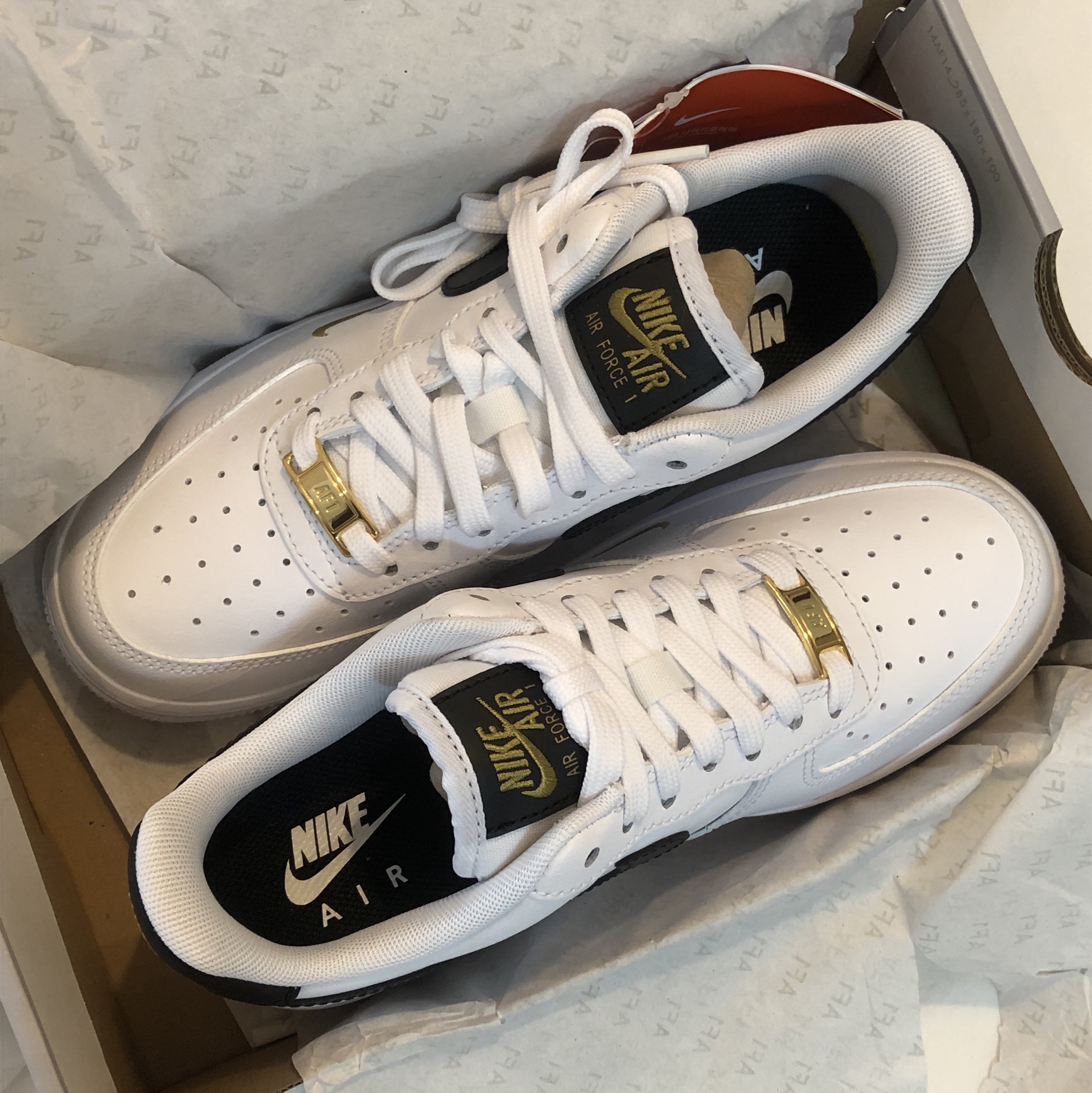 (W) Nike Air Force 1 '07 Essential White Black 착용 스타일 - 2