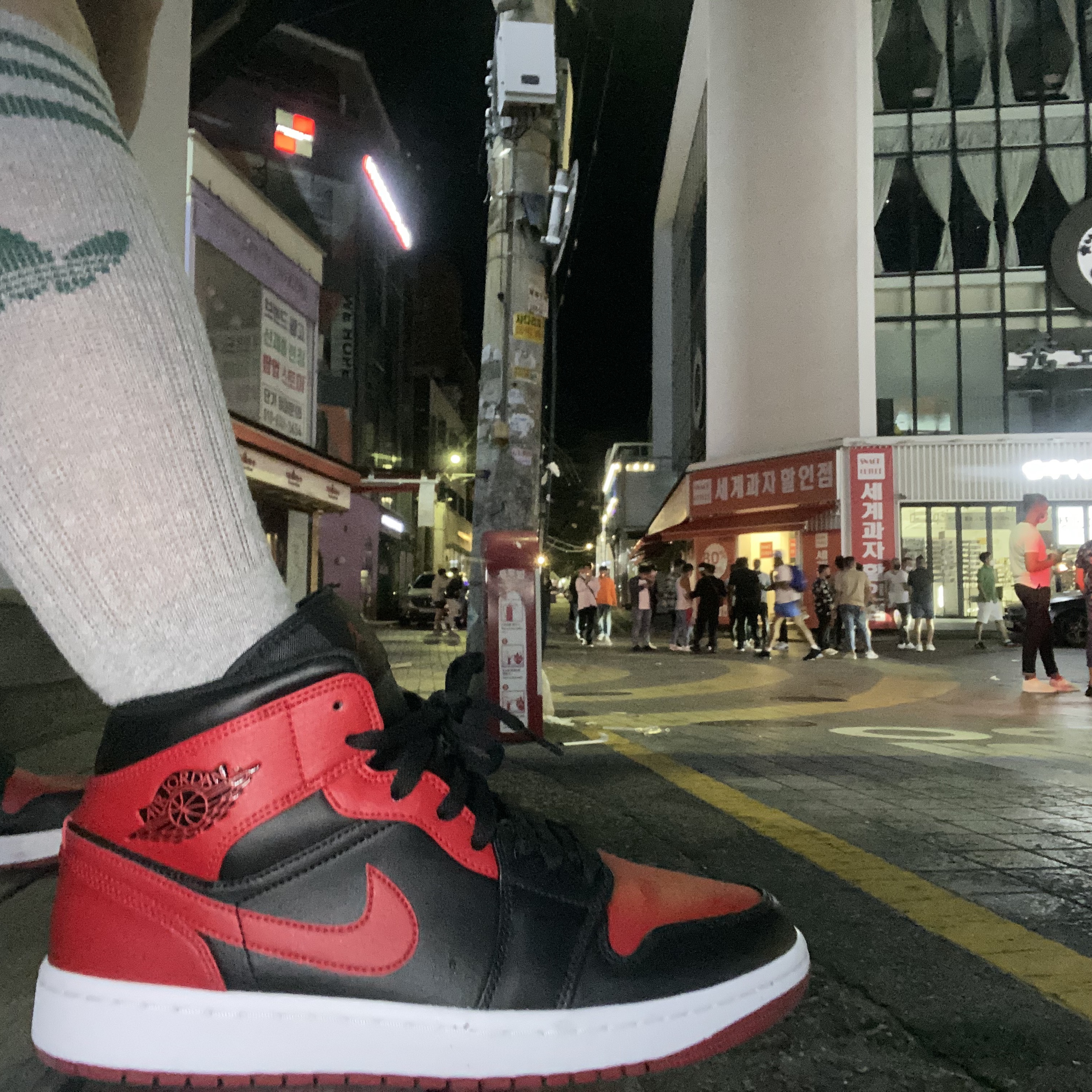 Jordan 1 Mid Bred Banned 2020, Nike x Stussy Bucket Hat Habanero Red 착용 스타일 - 1