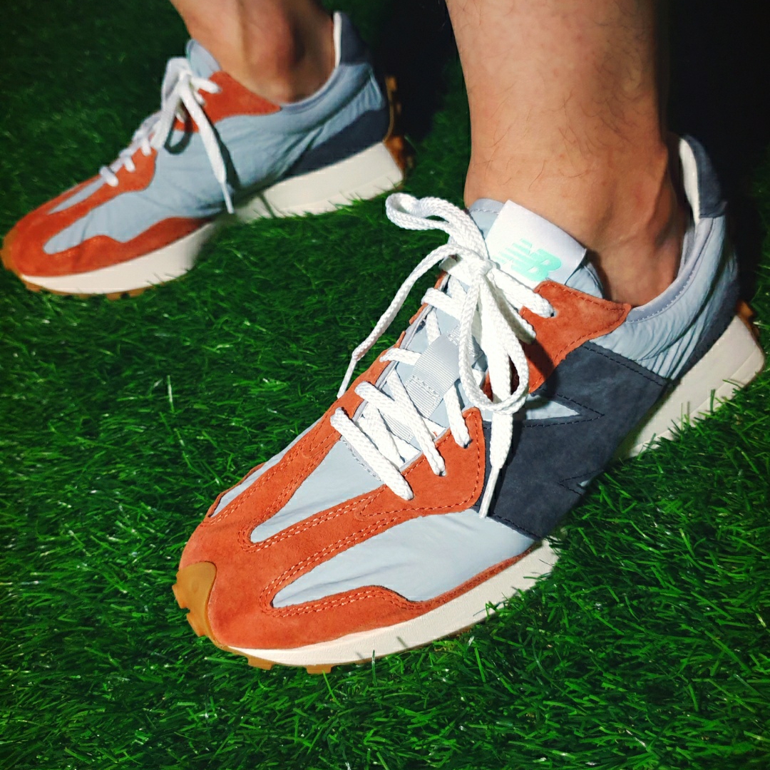 New Balance 327 Brown Grey 착용 스타일 - 5