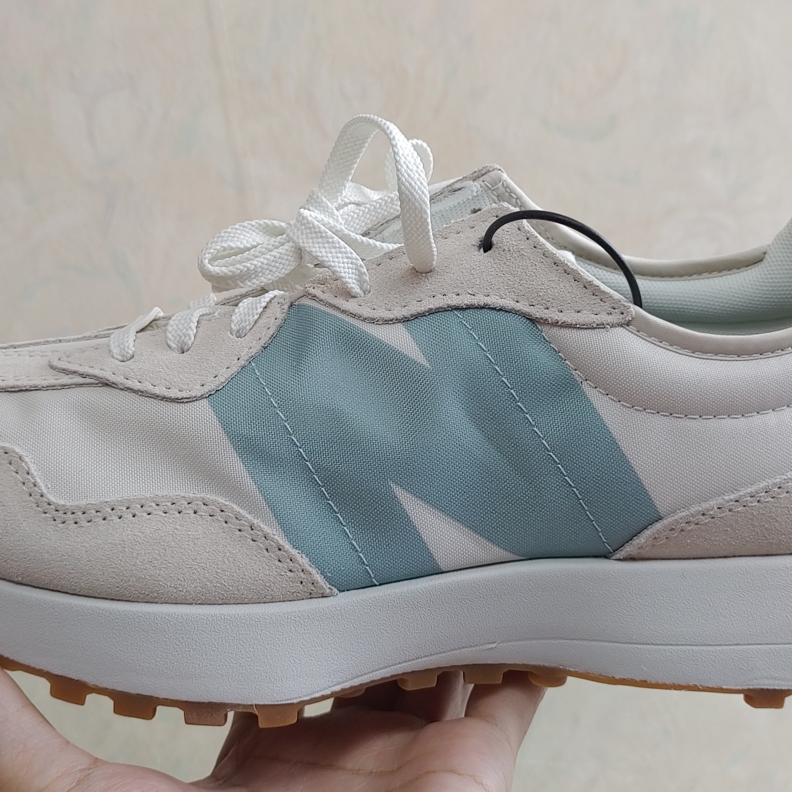 (W) New Balance 327 Moonbeam Storm Blue 착용 스타일 - 1