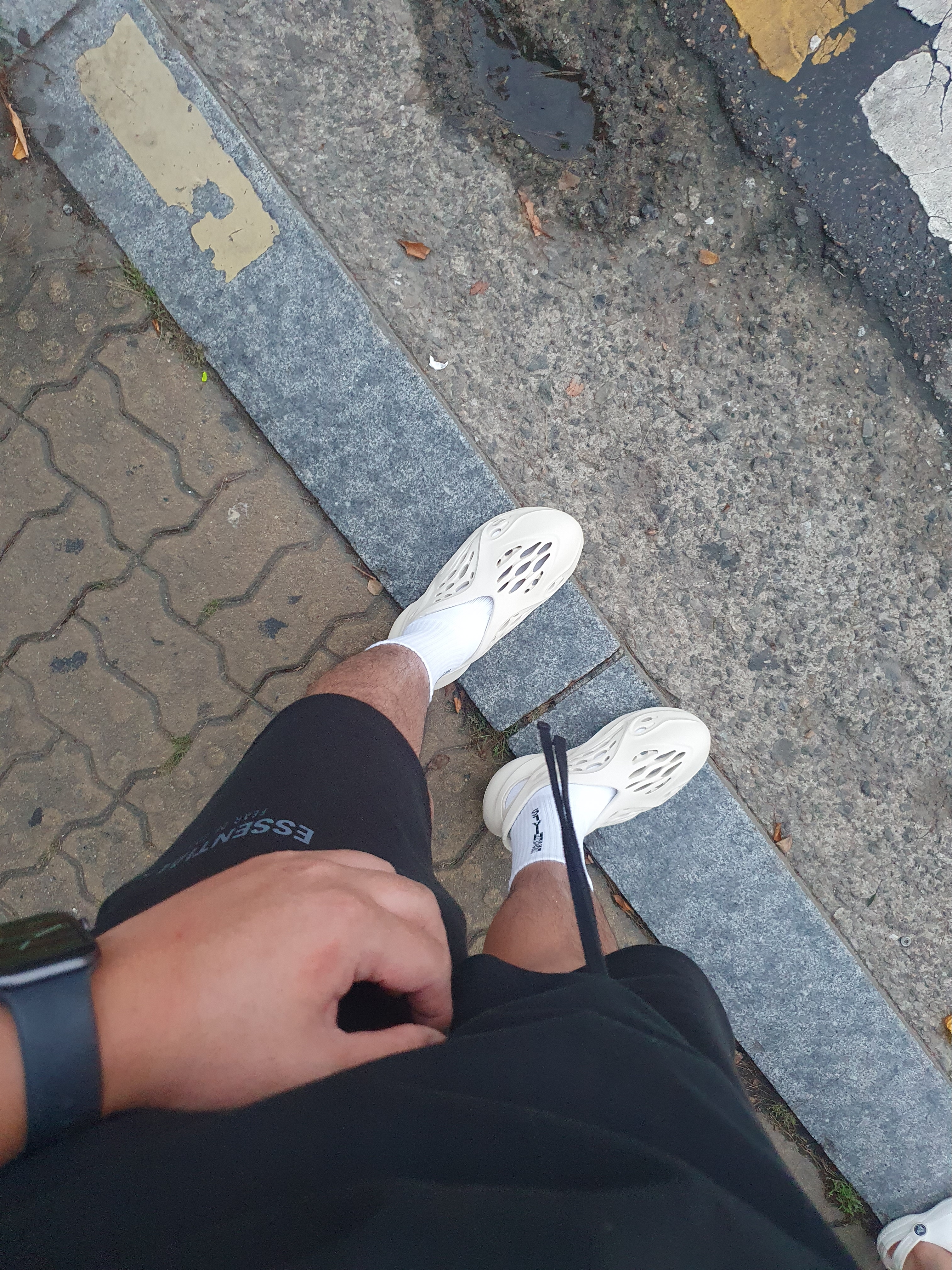 Essentials Sweatshorts Black - 21SS, Adidas Yeezy Foam RNNR Sand 착용 스타일 - 2