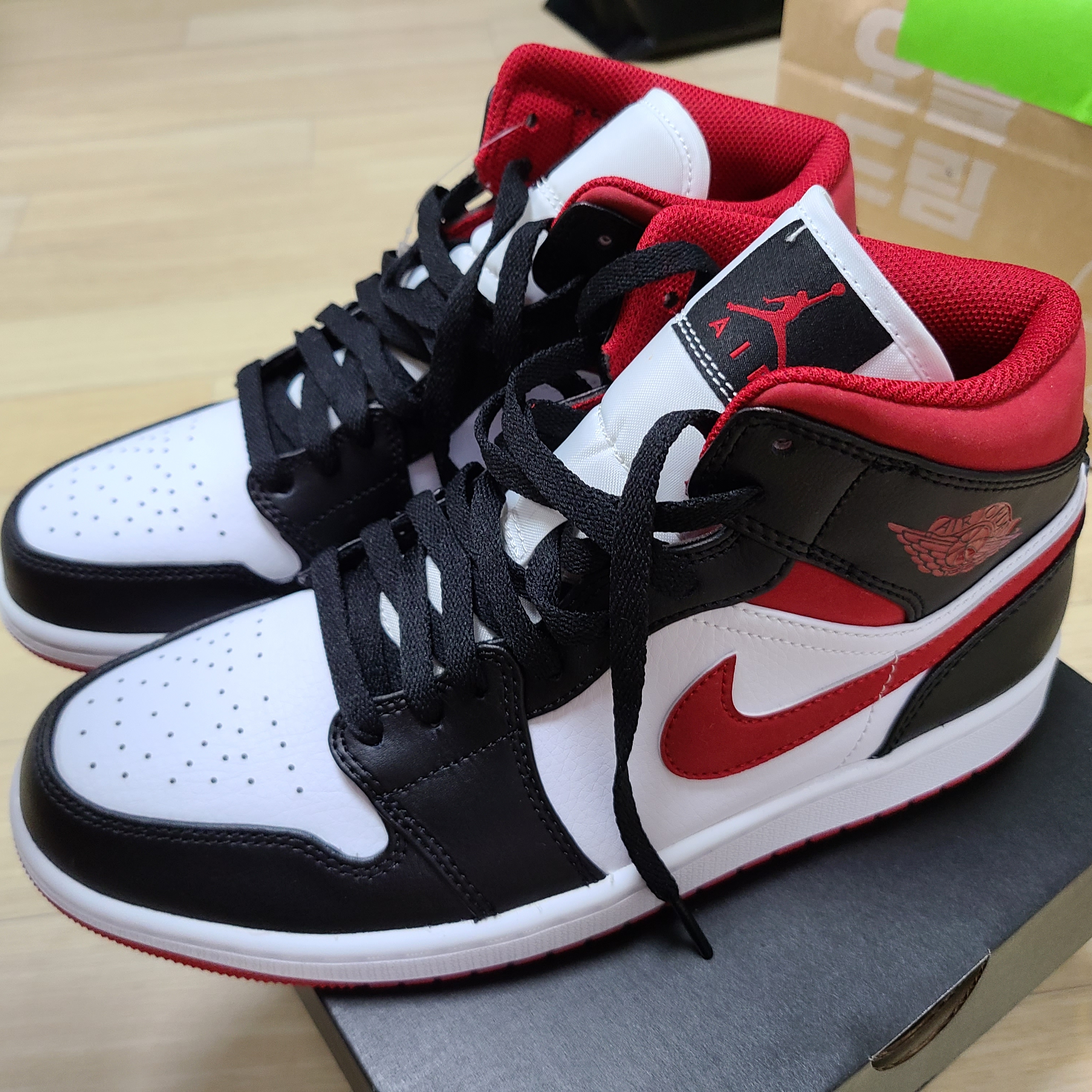 Jordan 1 Mid Gym Red Black White 착용 스타일 - 1