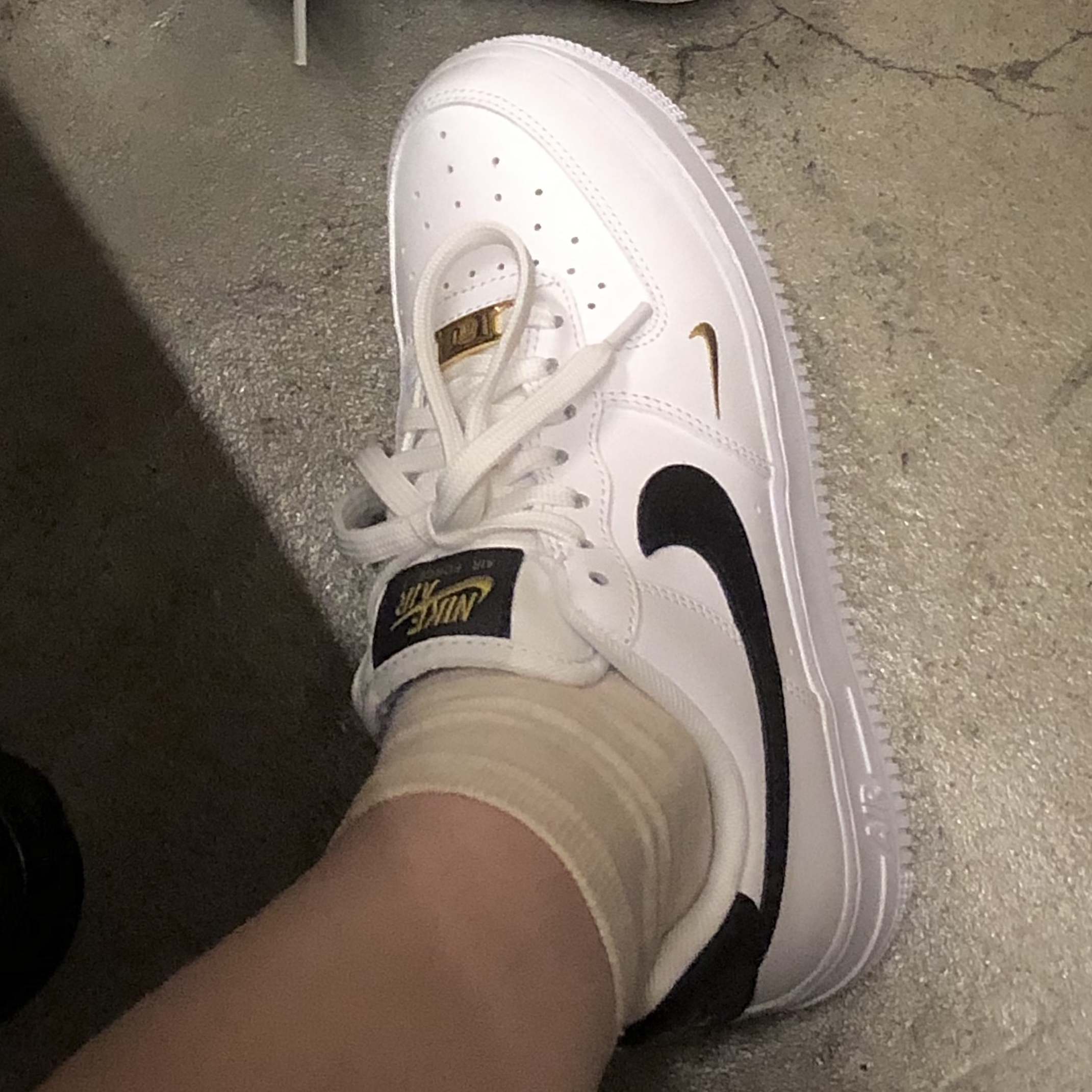 (W) Nike Air Force 1 '07 Essential White Black 착용 스타일 - 3
